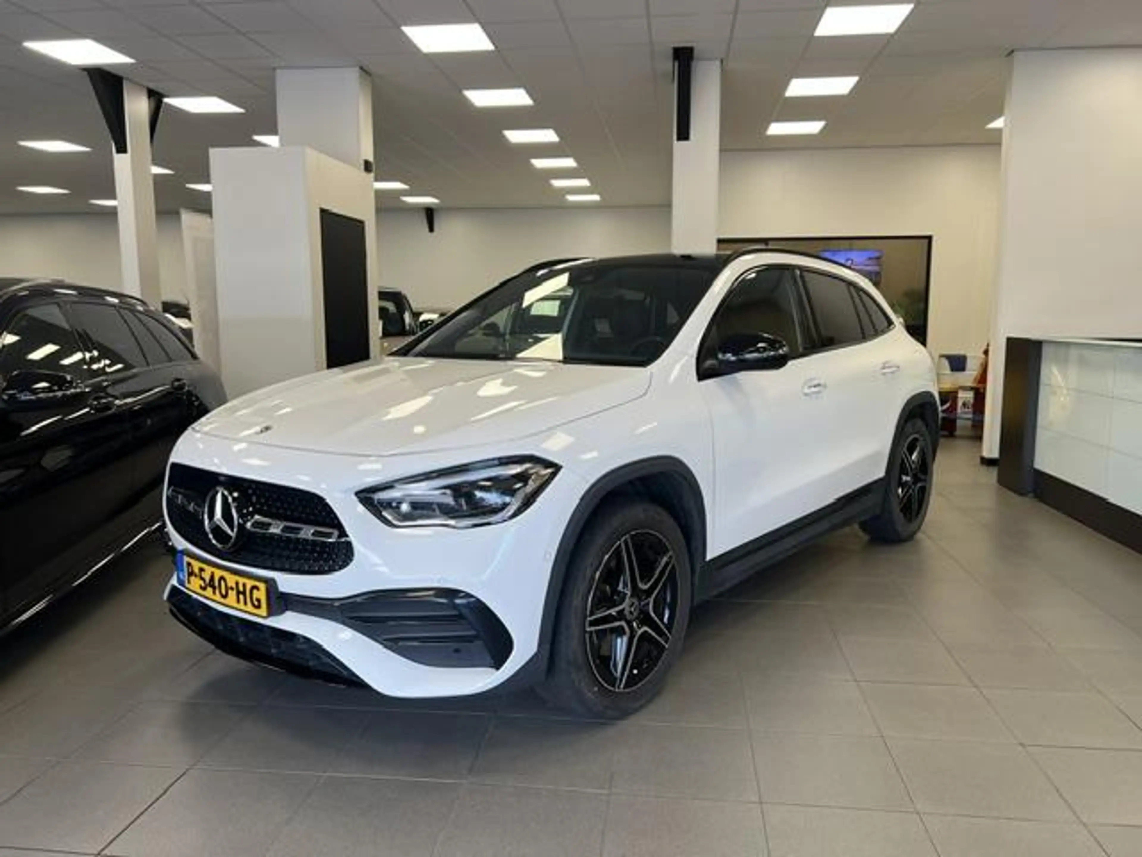 Mercedes-Benz GLA 250 e AMG Line PLUG-IN HYBRID / PANODAK / LEDER / TREK — photo 3