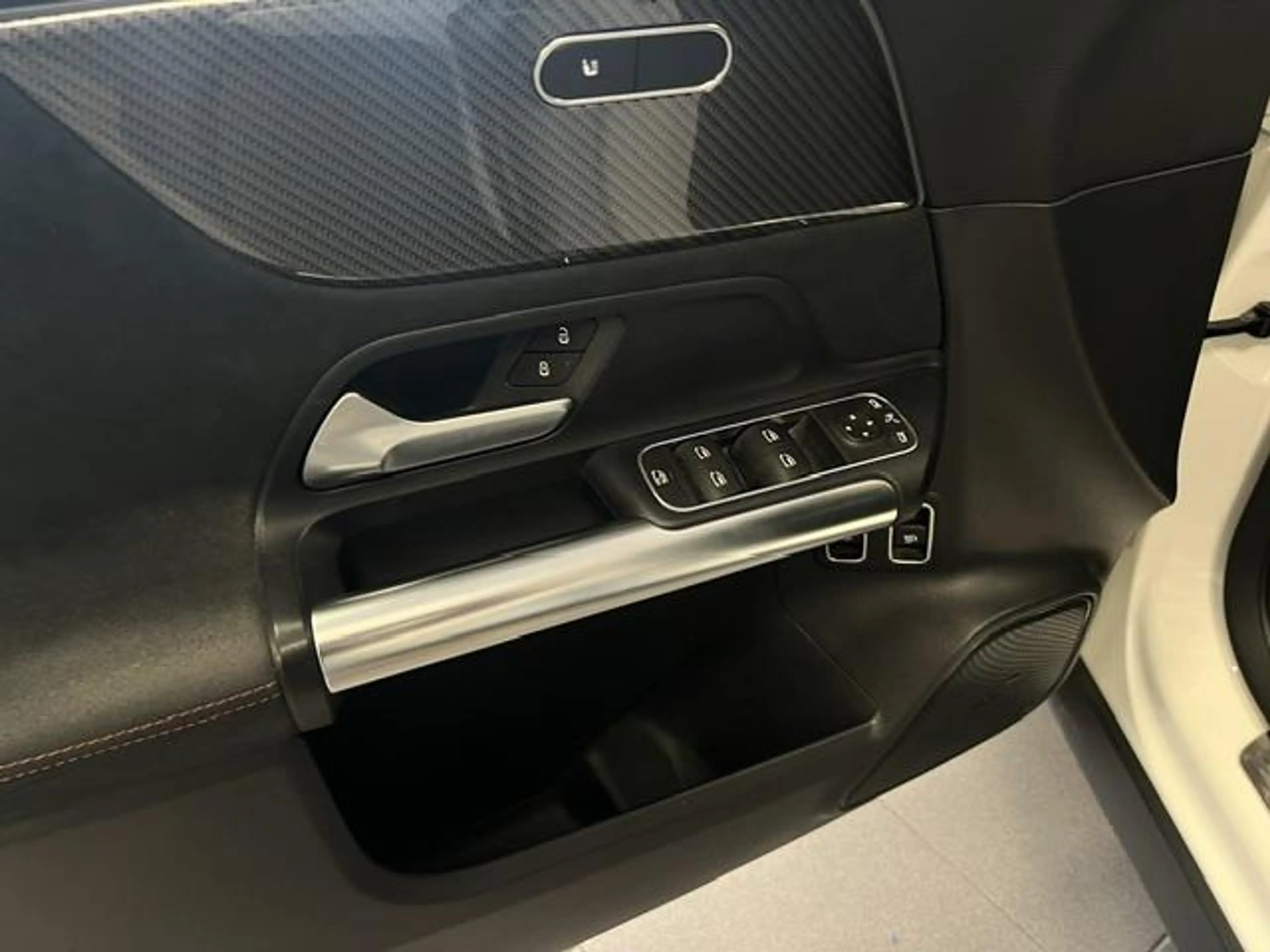 Mercedes-Benz GLA 250 e AMG Line PLUG-IN HYBRID / PANODAK / LEDER / TREK — photo 9