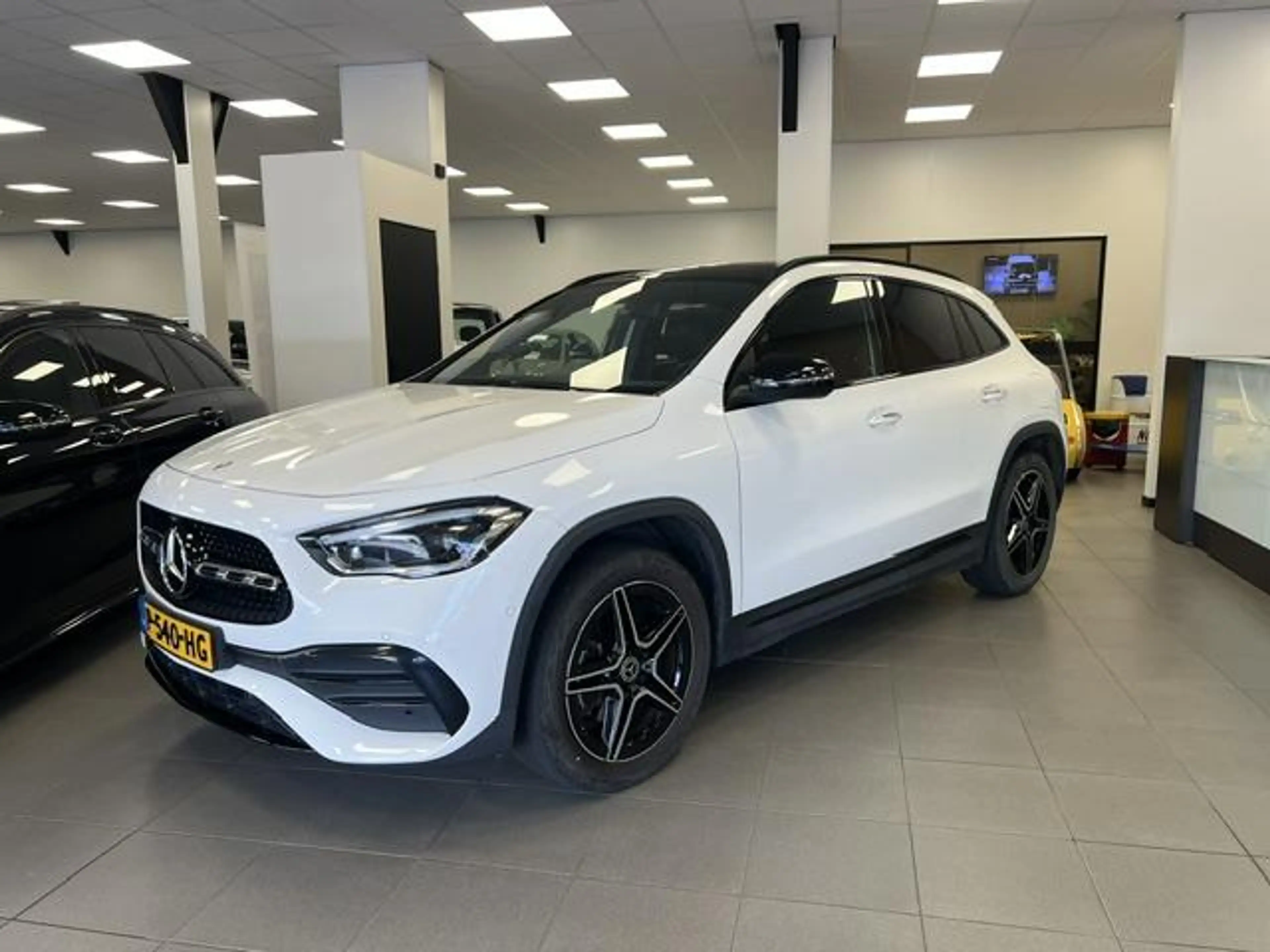 Mercedes-Benz GLA 250 e AMG Line PLUG-IN HYBRID / PANODAK / LEDER / TREK — photo 4