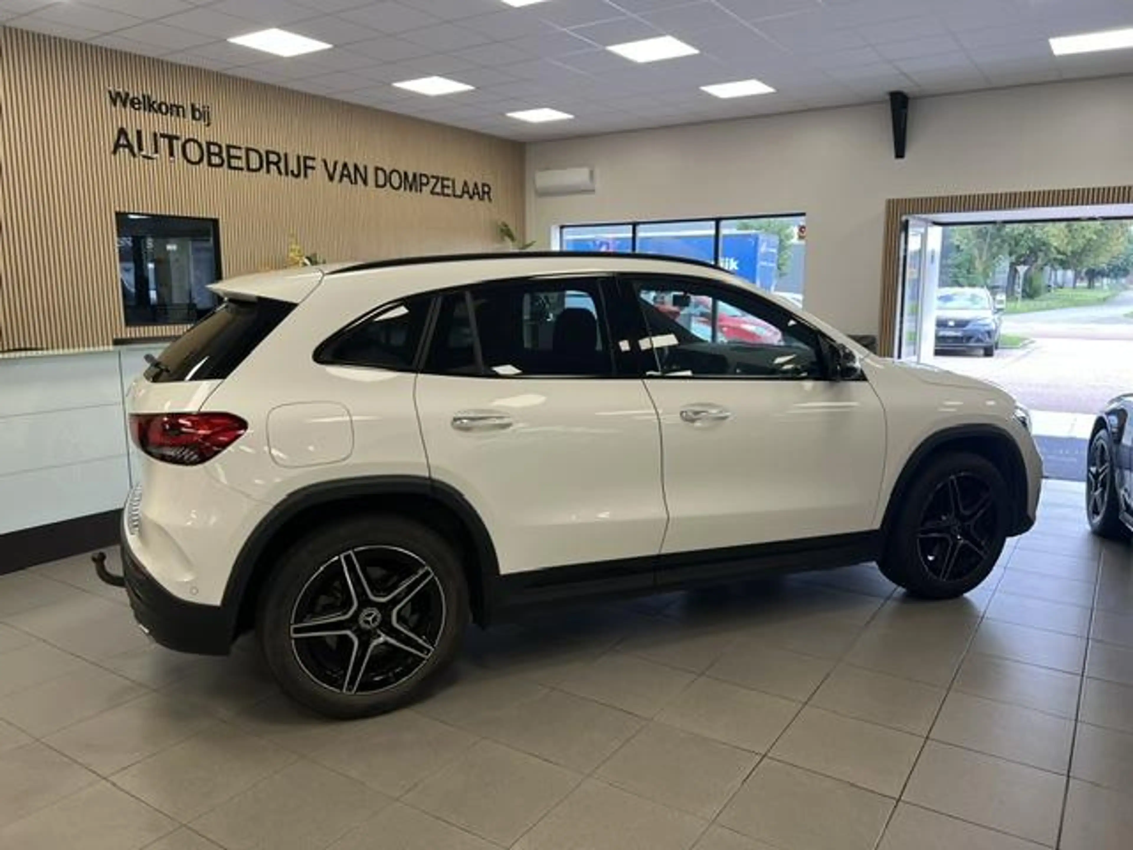 Mercedes-Benz GLA 250 e AMG Line PLUG-IN HYBRID / PANODAK / LEDER / TREK — photo 6