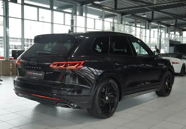 Volkswagen Touareg view 6