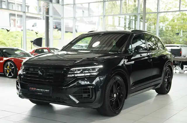 Volkswagen Touareg view 3