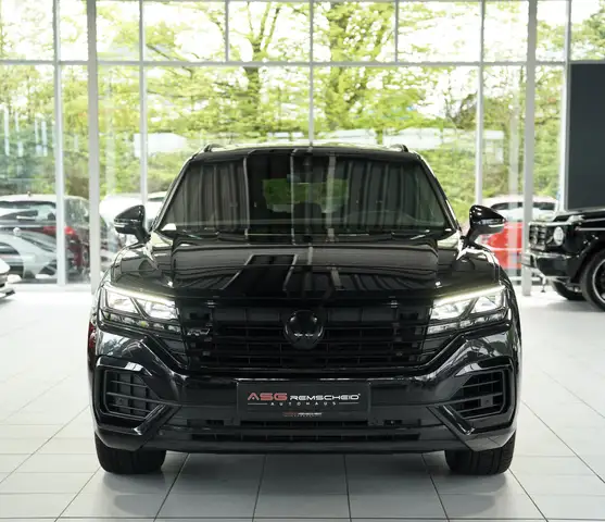 Volkswagen Touareg view 2