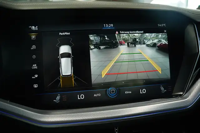Volkswagen Touareg view 13