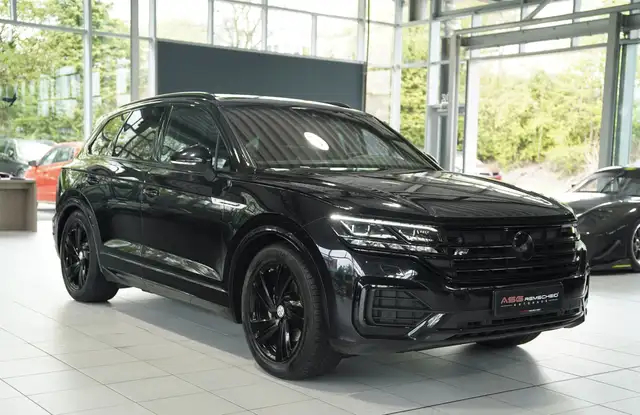 Volkswagen Touareg view 4