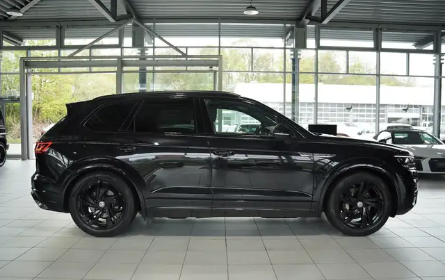 Volkswagen Touareg view 5