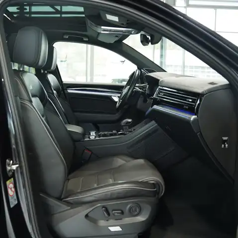 Volkswagen Touareg view 14