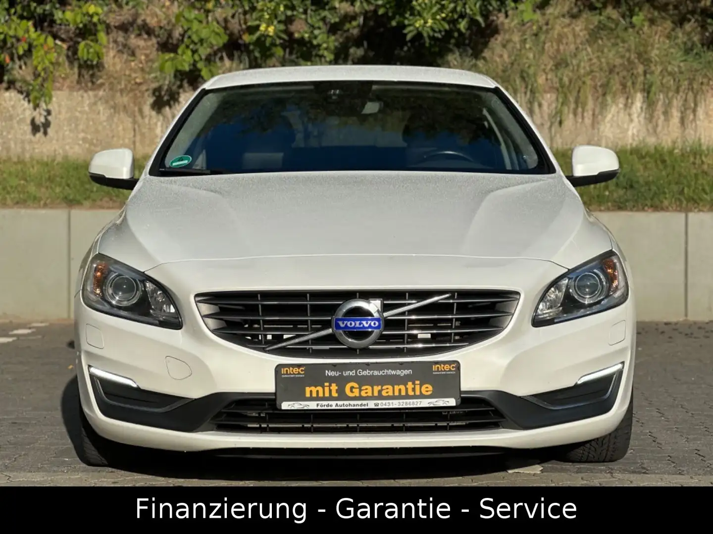 Volvo V60 2.4 D5 AWD Summum/AUTOMATIK/XENON/LEDER/MEMO Weiß - 2