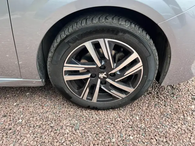 Peugeot 208 view 9