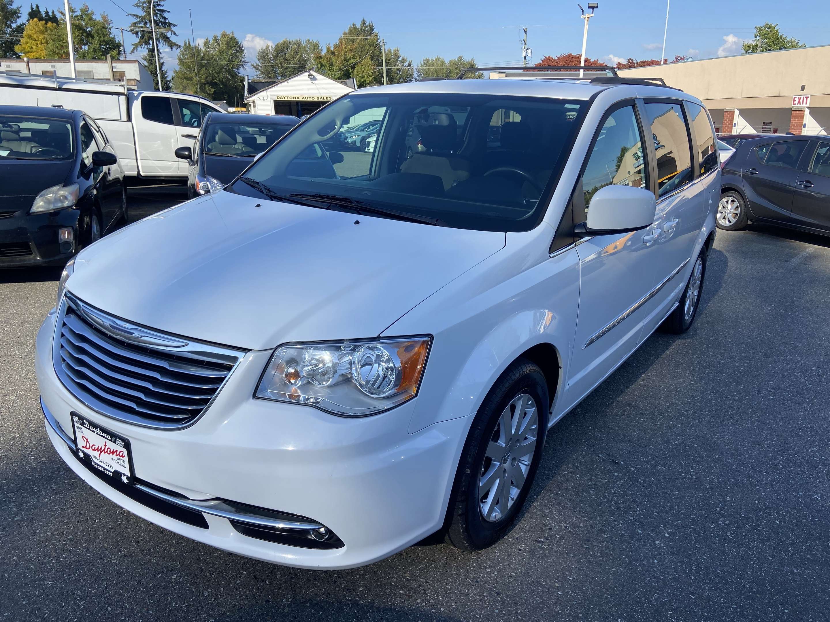 2016 Chrysler Town & Country low kms, no accidents, new tires, brakes,