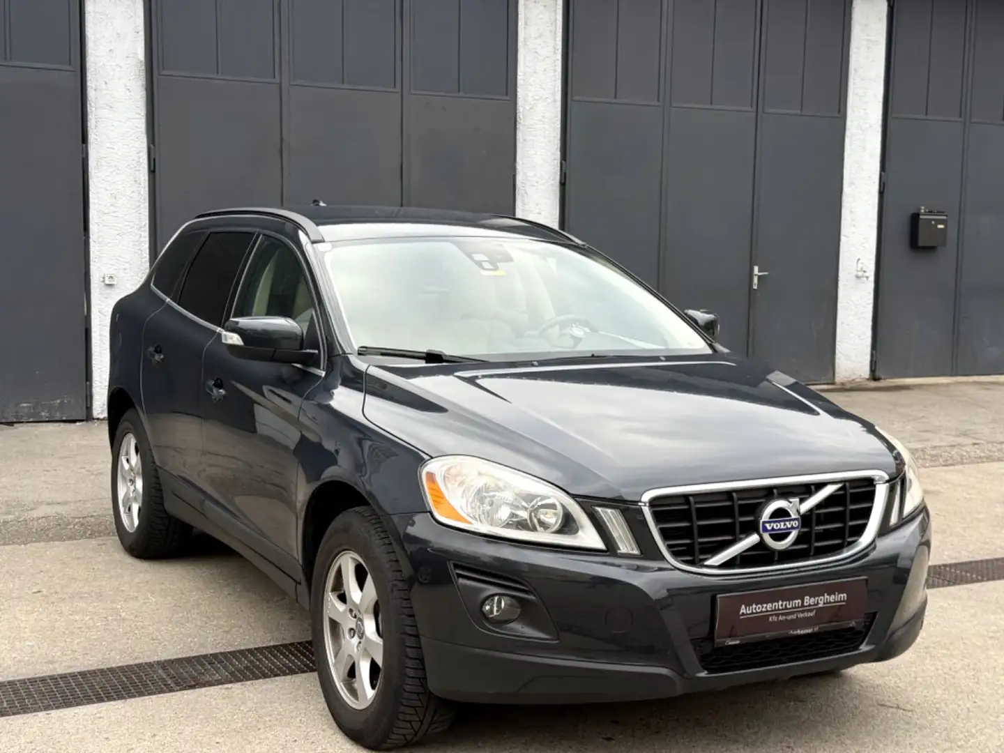 Volvo XC60 D5 AWD Momentum Grau - 1