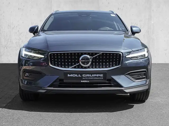Volvo V60 Cross Country view 3