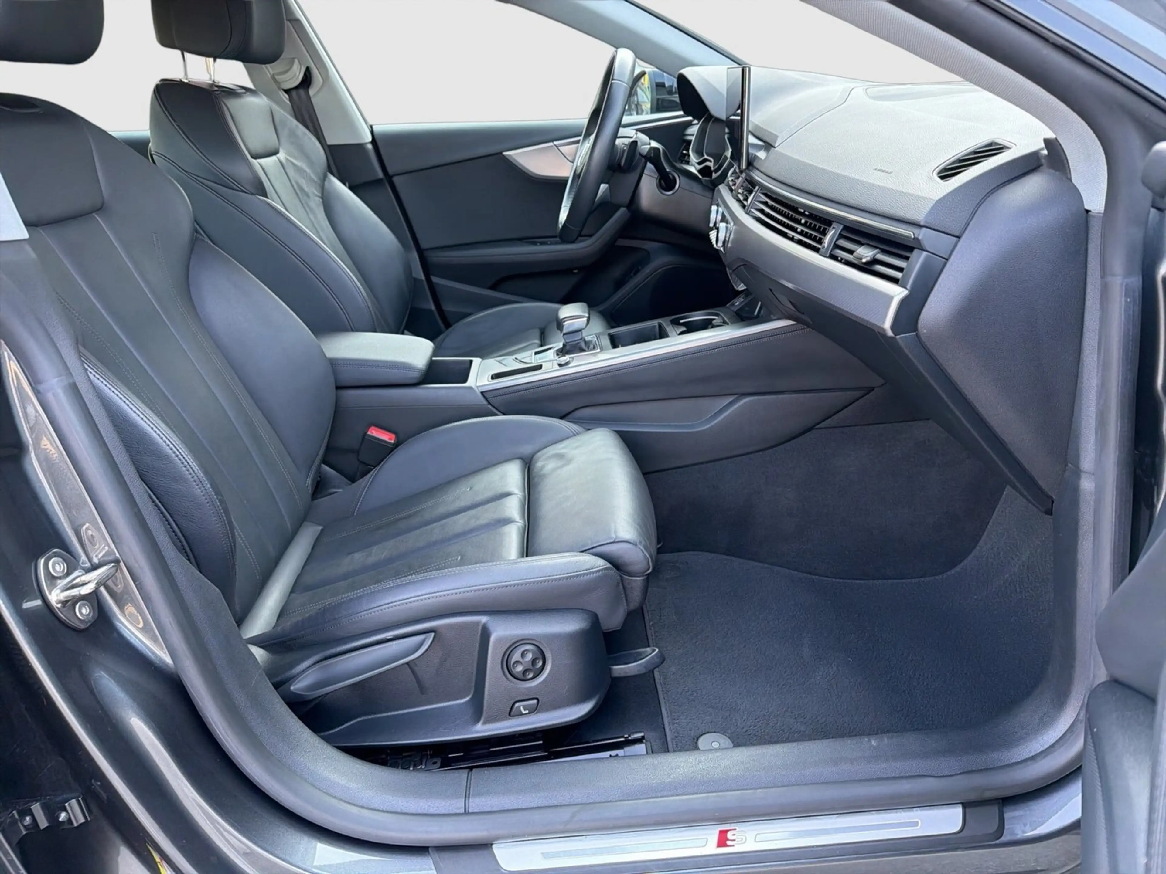 Audi A5 40 TFSI S line — photo 11