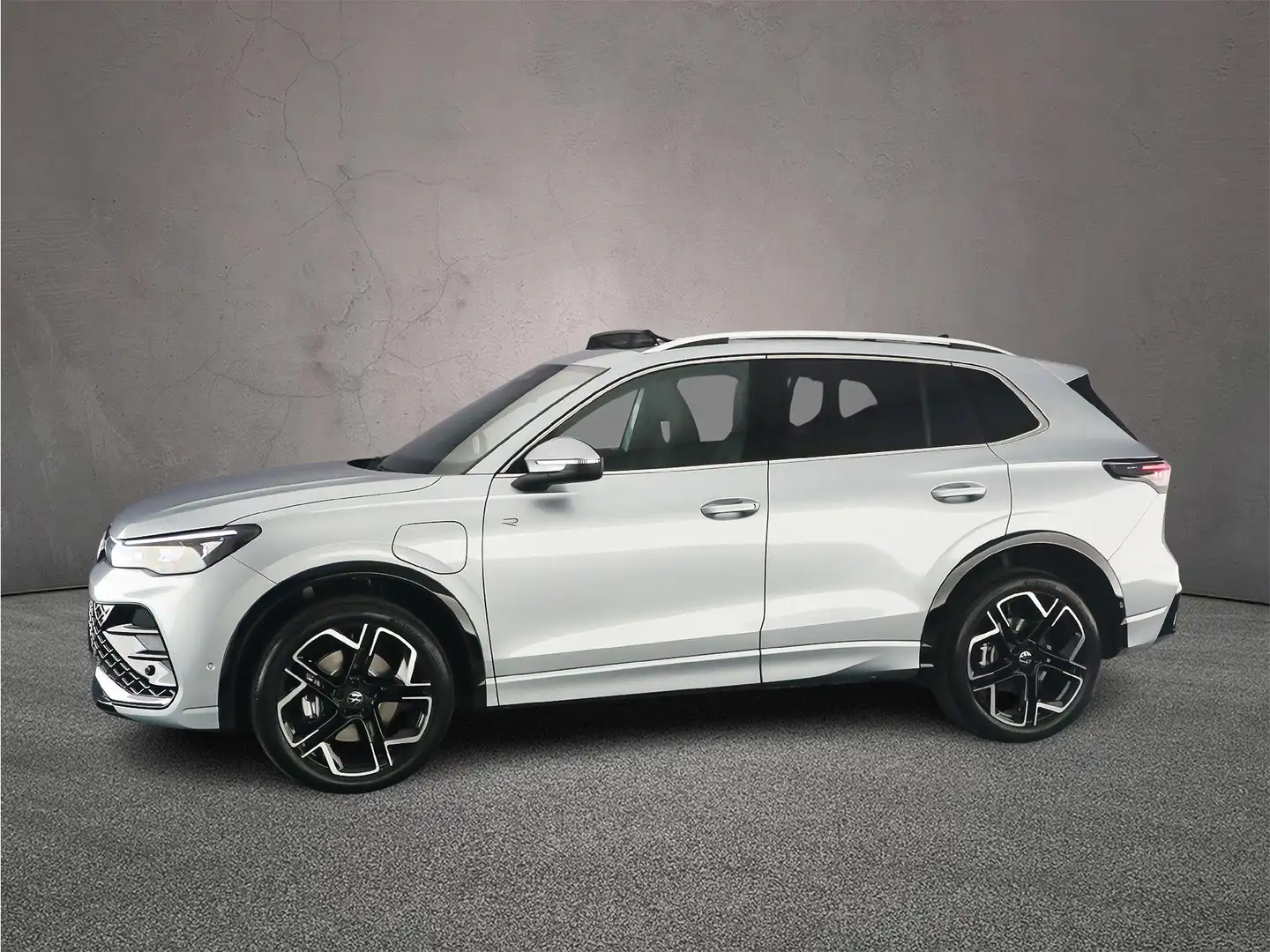 Volkswagen Tiguan R-Line Edition 1.5 TSI eHybrid 272pk DSG Automaat Gris - 2