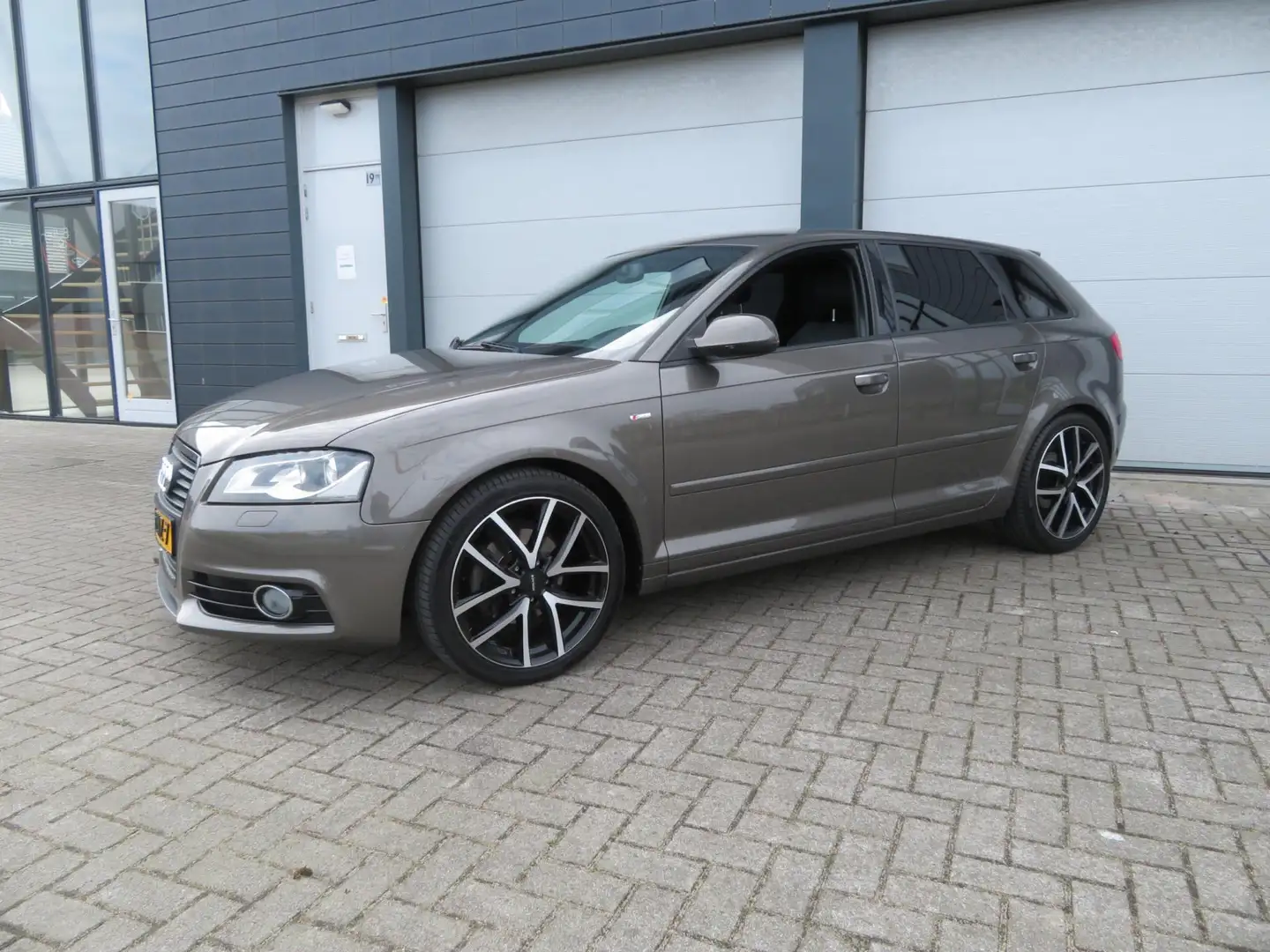 Audi A3 Sportback 1.6 TDI S Edition Серый - 2