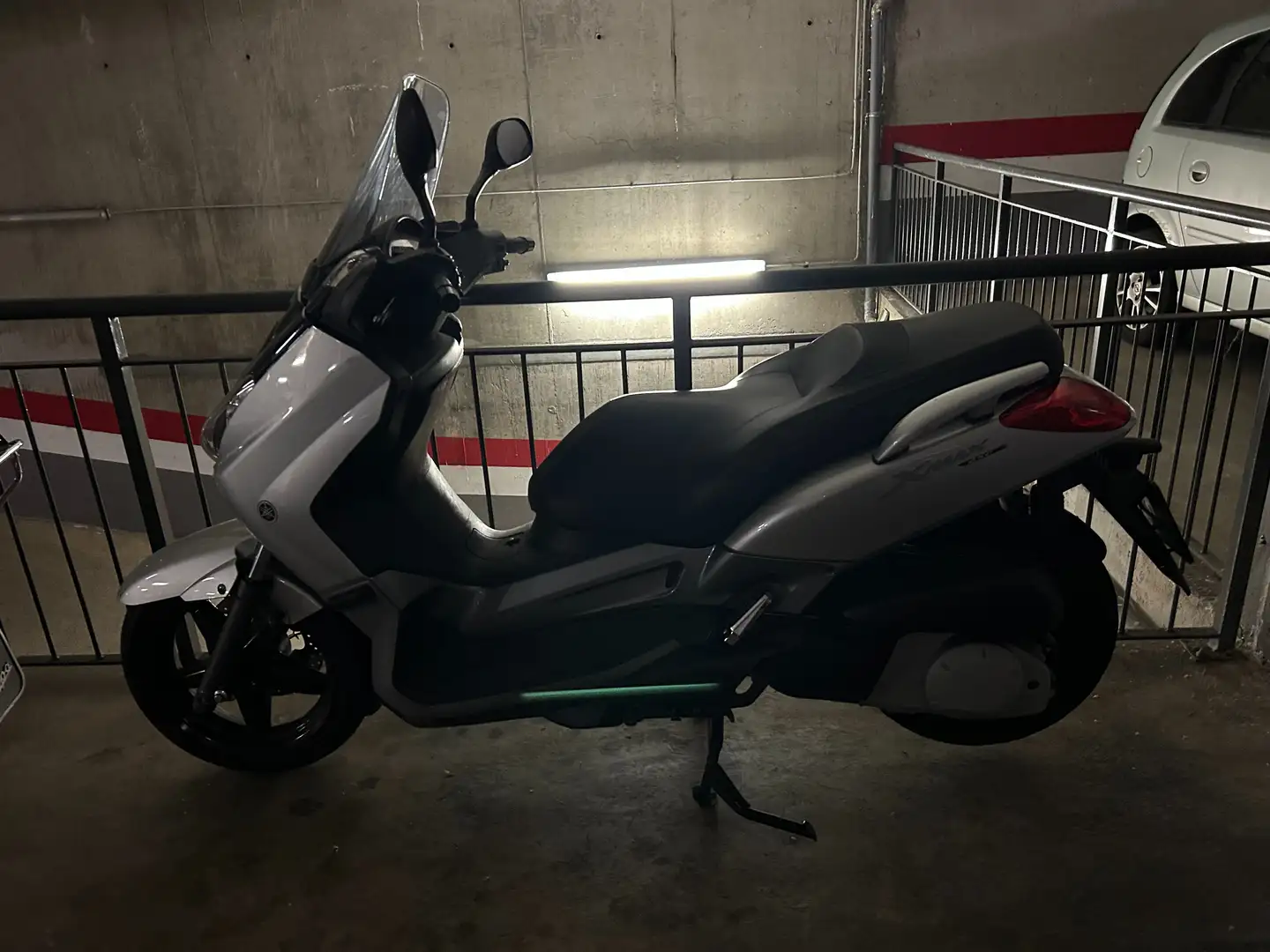 Yamaha X-Max 250 Plateado - 2