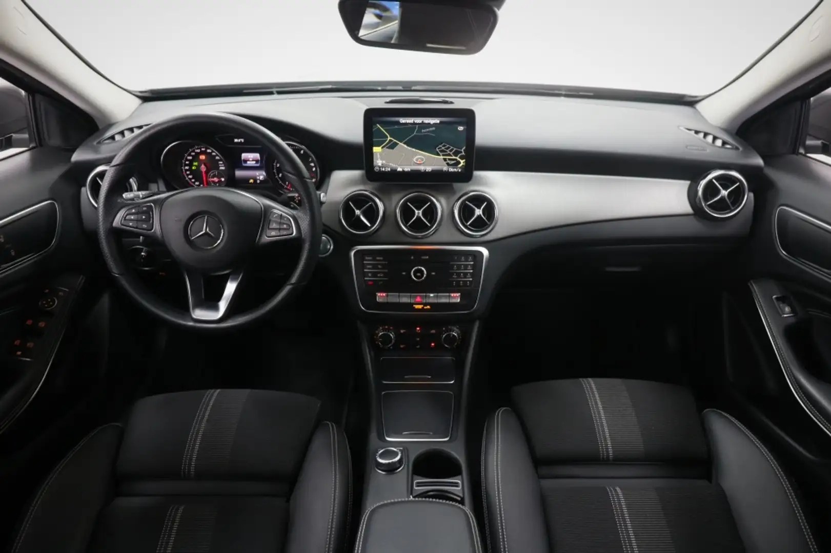 Mercedes-Benz GLA 180 Business Solution AMG Upgrade Edition Grijs - 2