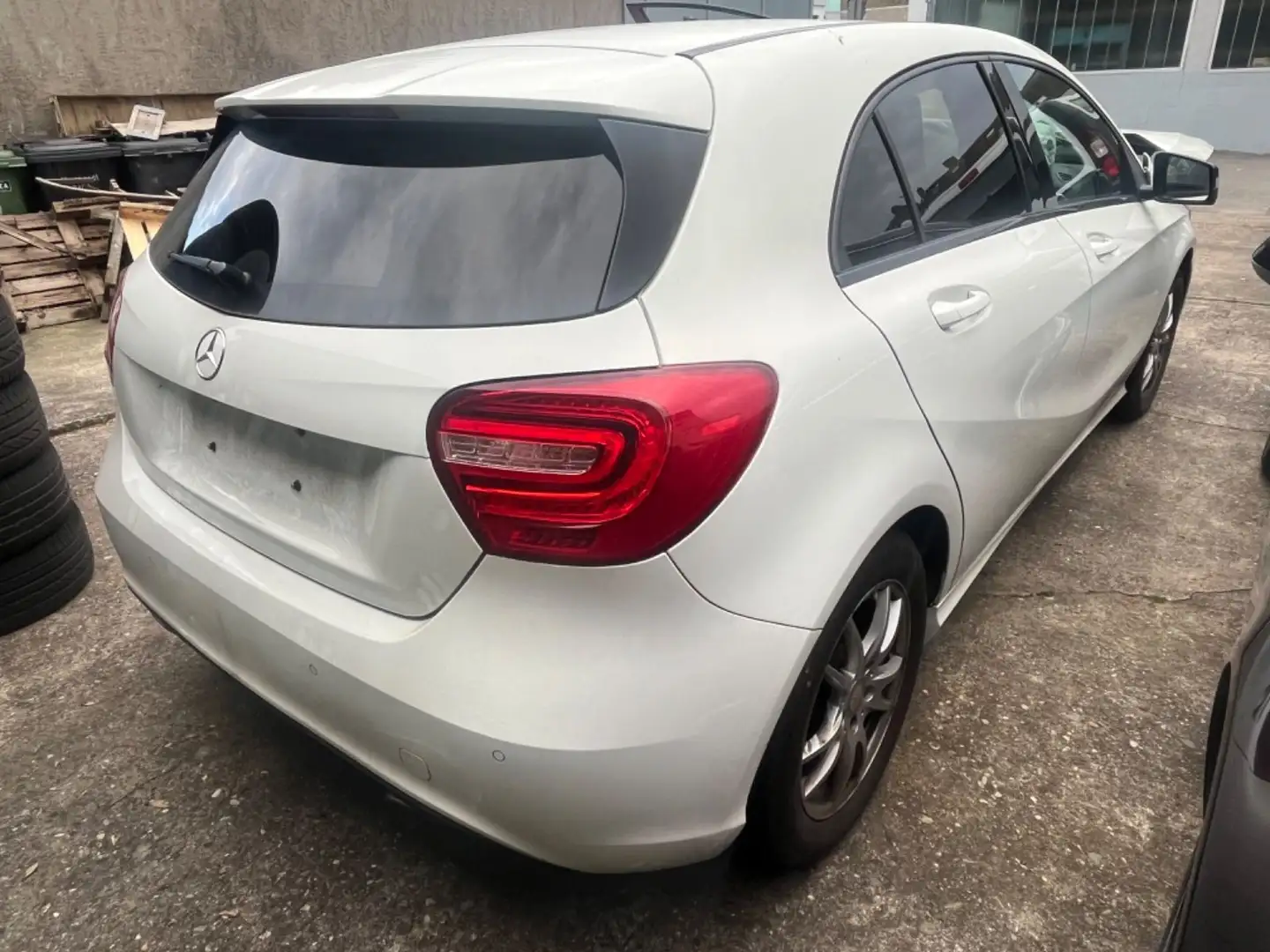 Mercedes-Benz A 180 A -Klasse A 180 BlueEfficiency Blanc - 1