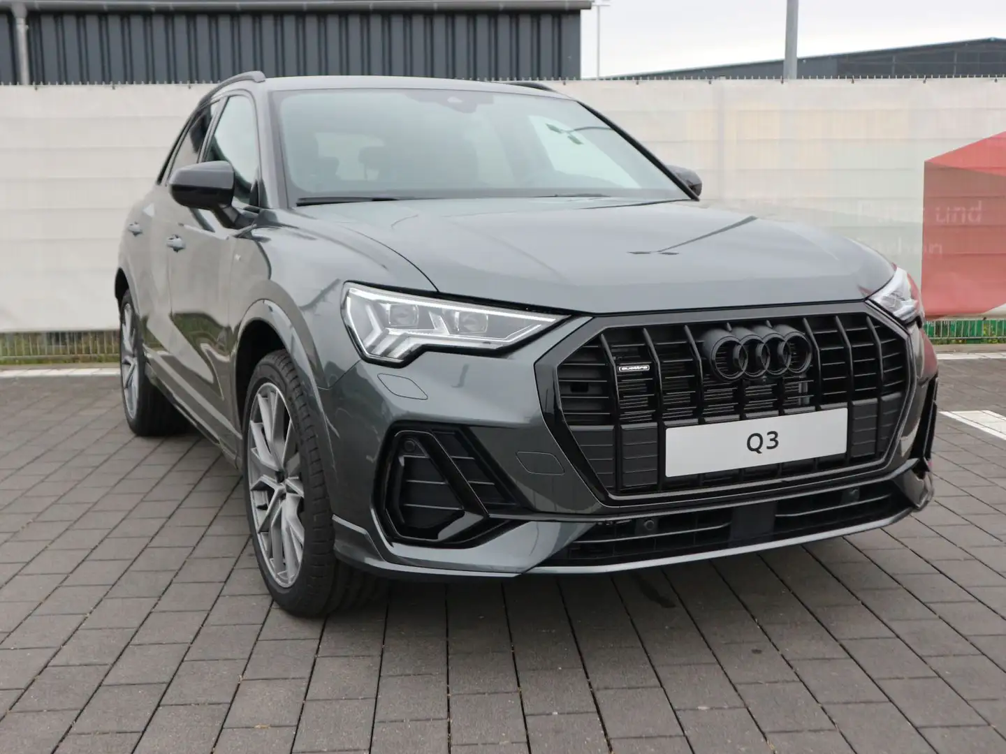 Audi Q3 S line 40 TDI quattro S tronic*ACC*AHK*MATRIX Grijs - 2