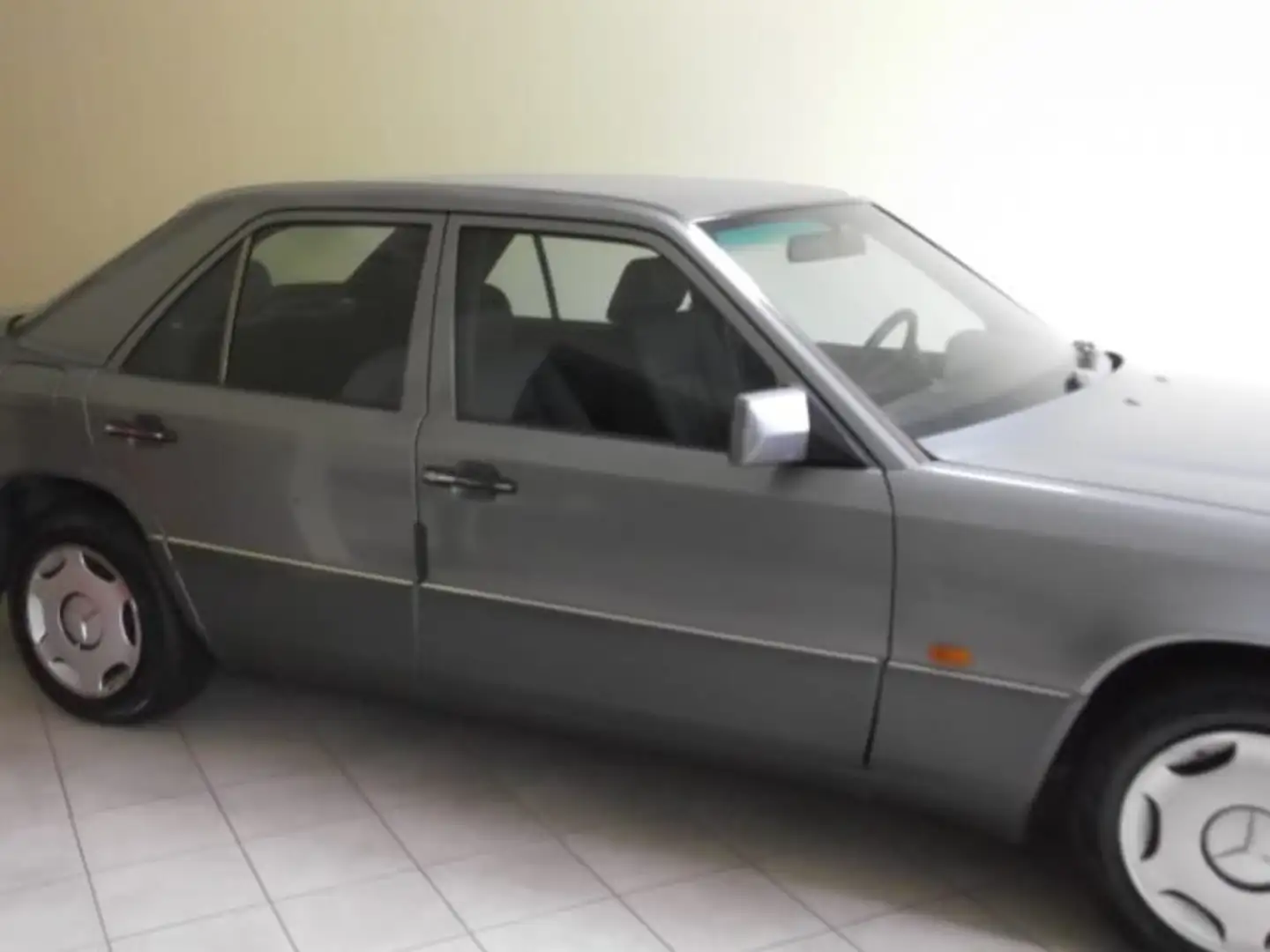 Mercedes-Benz 200 E200 Grijs - 2