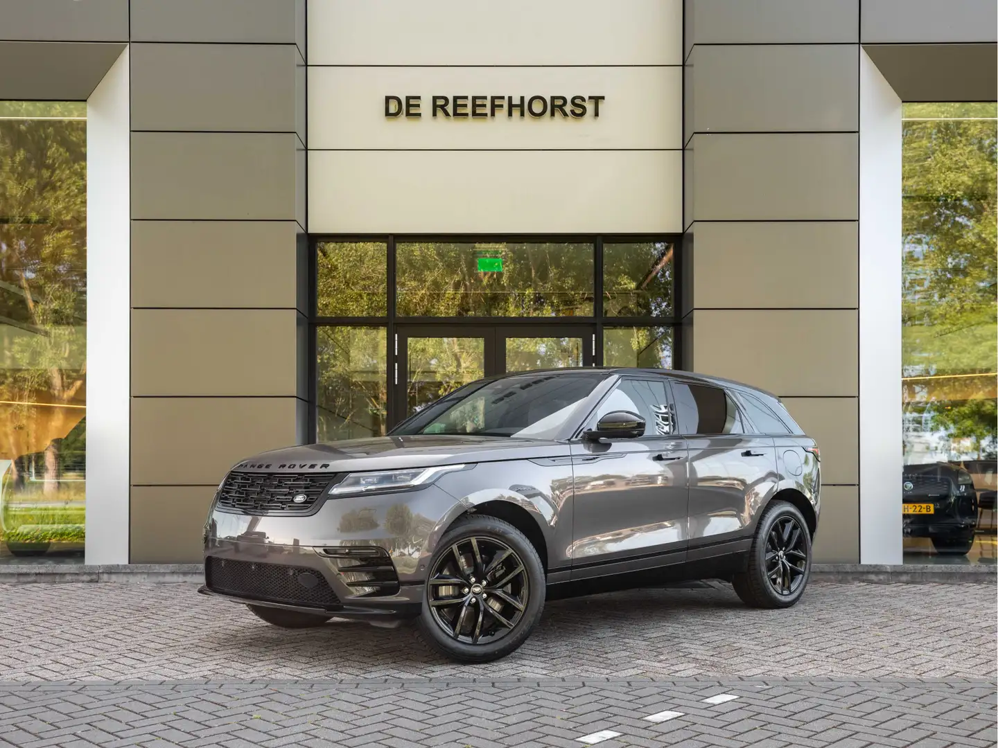 Land Rover Range Rover Velar P400e AWD Dynamic Edition PHEV € 6.771,- VOORDEEL Bruin - 1