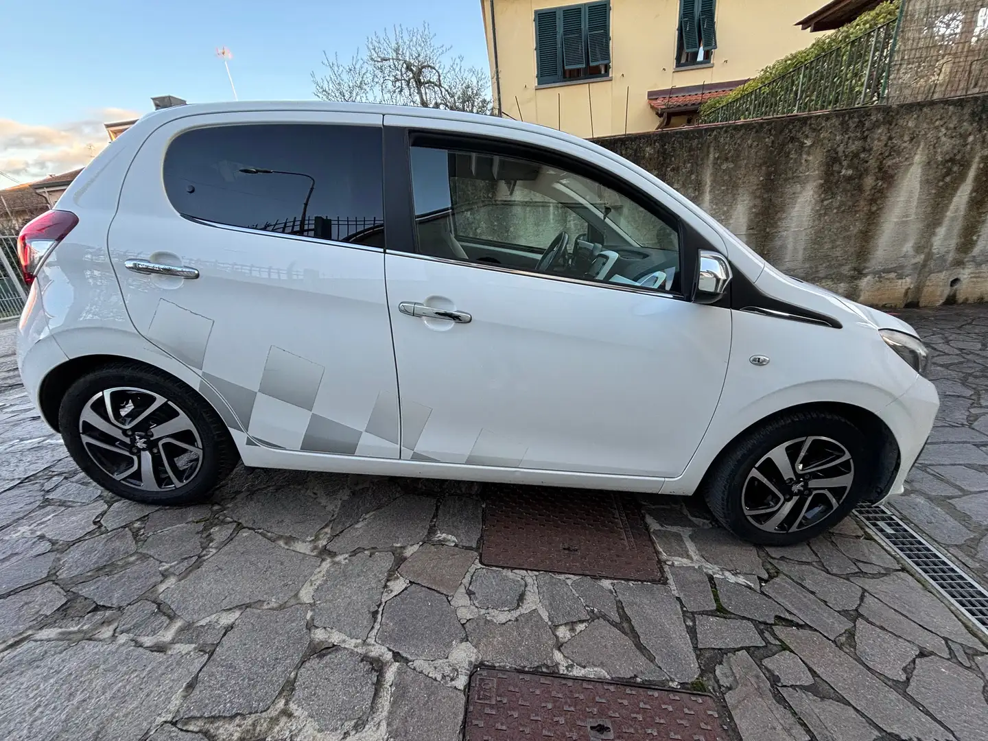 Peugeot 108 5p 1.2 vti 12v Active Top! Bílá - 1