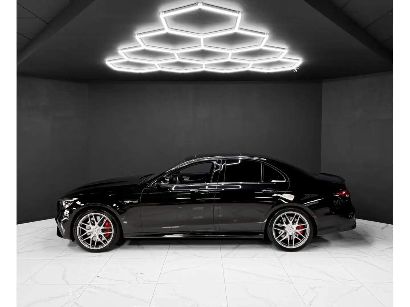 Mercedes-Benz E 63 AMG S 4MATIC + / Burm. / Pano/ 360° - 2
