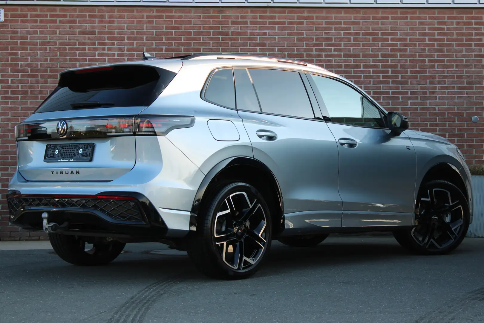 Volkswagen Tiguan 1.5 eHybrid 272PK R-Line Edition |PANO-DAK|TREKHAA Zilver - 2