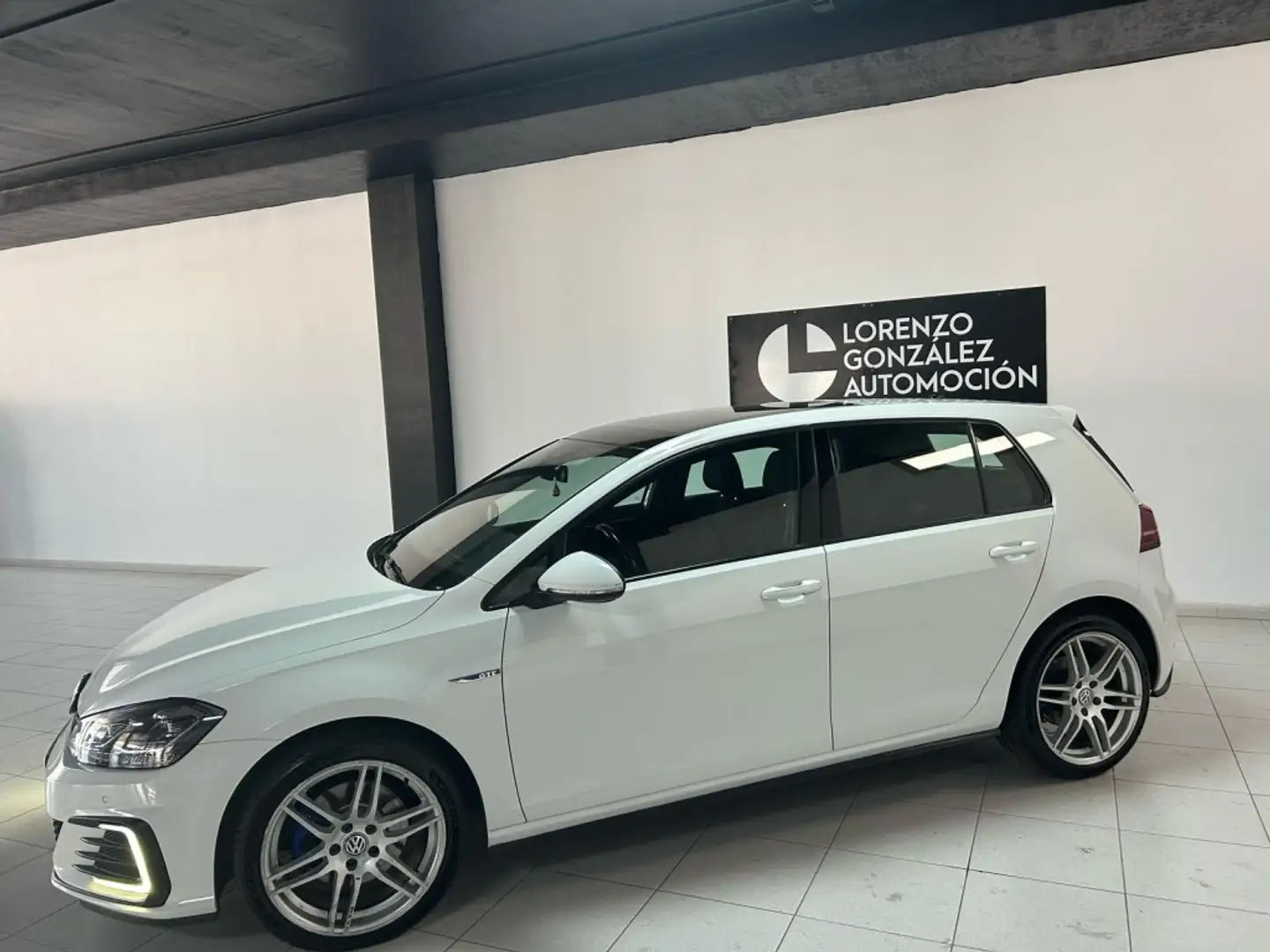 Volkswagen Golf Pequeño Automático de 5 Puertas Weiß - 2