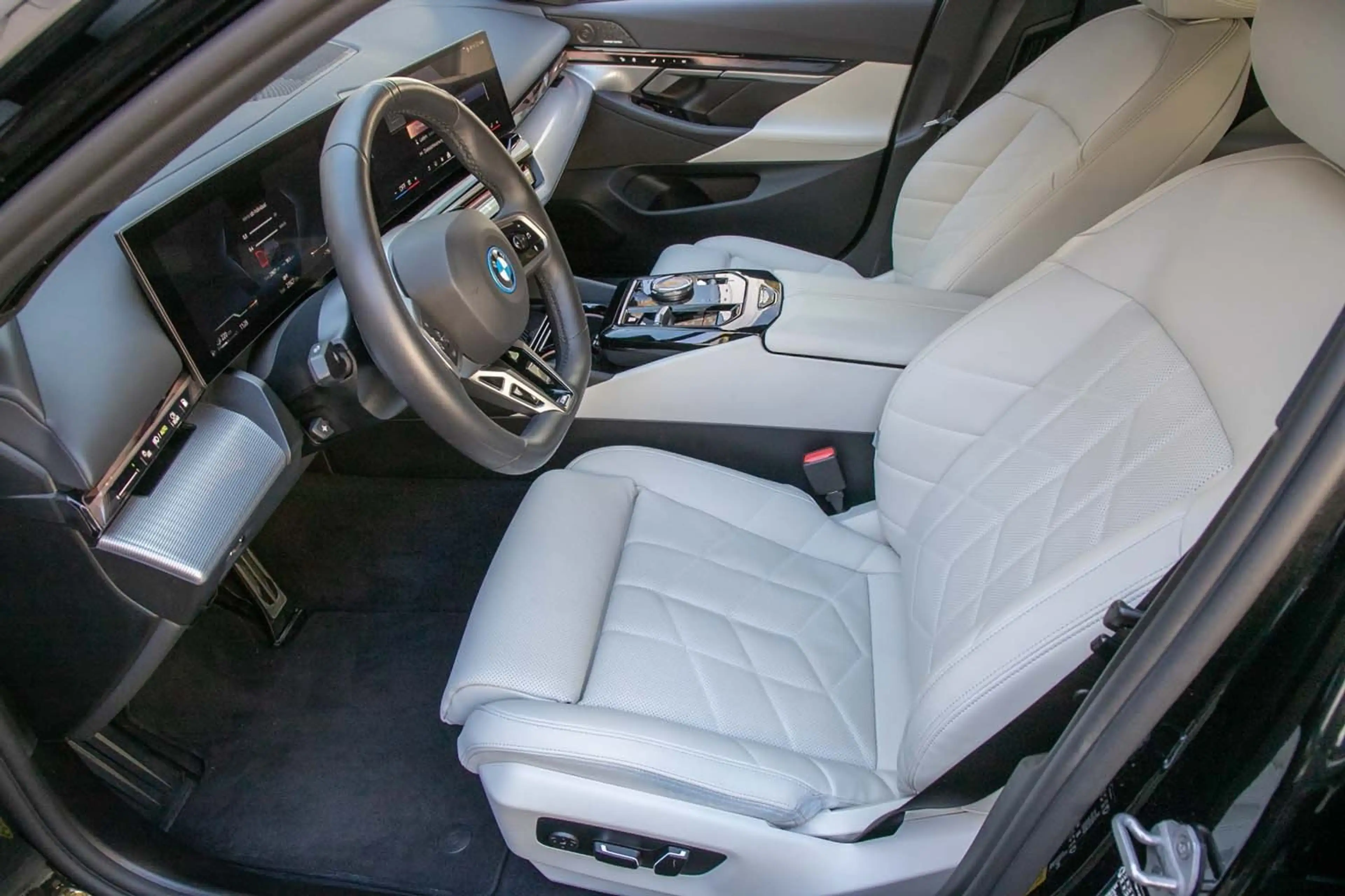 BMW 550 e xDrive Limousine M Sportpaket HeadUp h/k adLED — photo 9