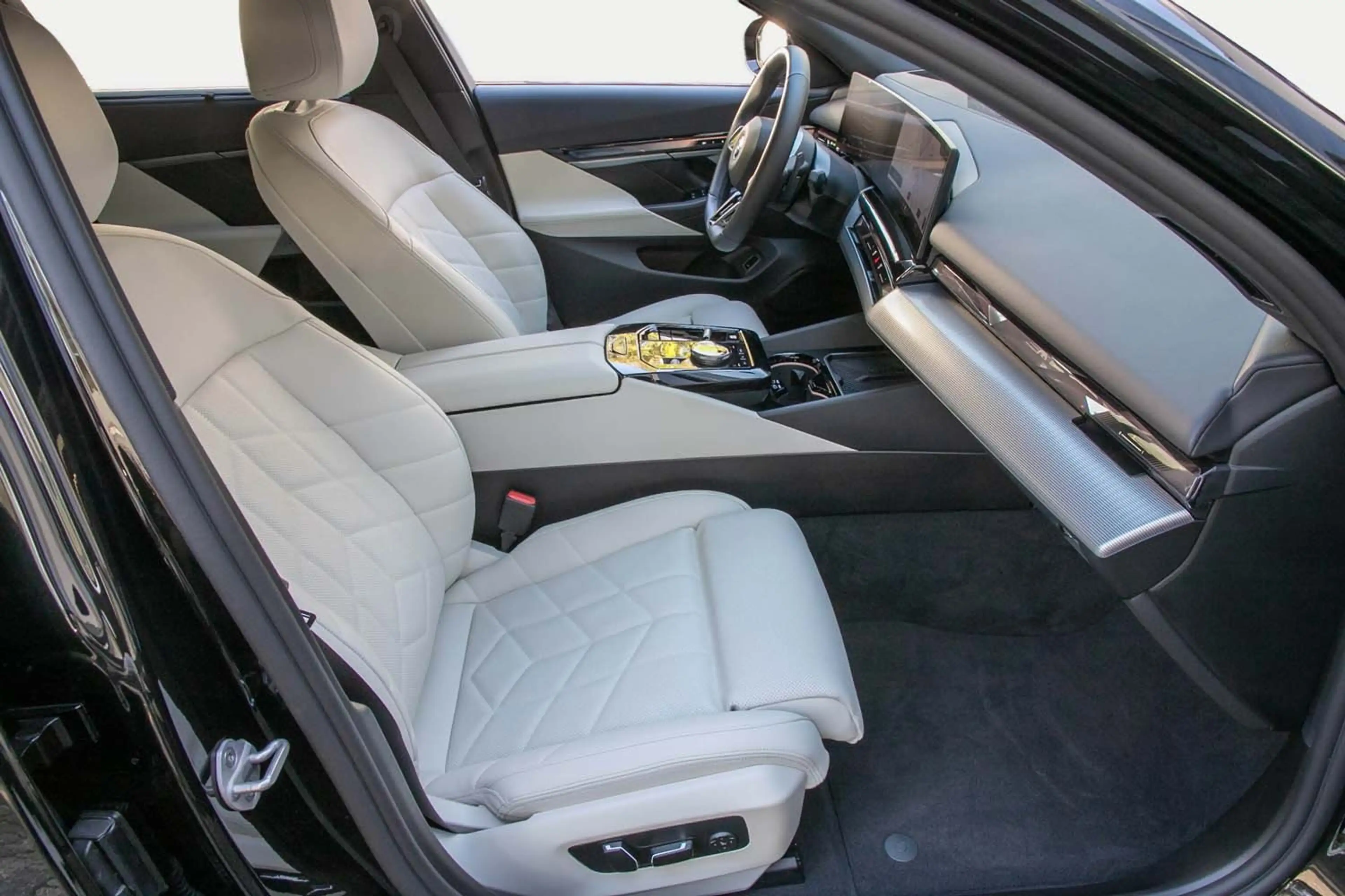 BMW 550 e xDrive Limousine M Sportpaket HeadUp h/k adLED — photo 4