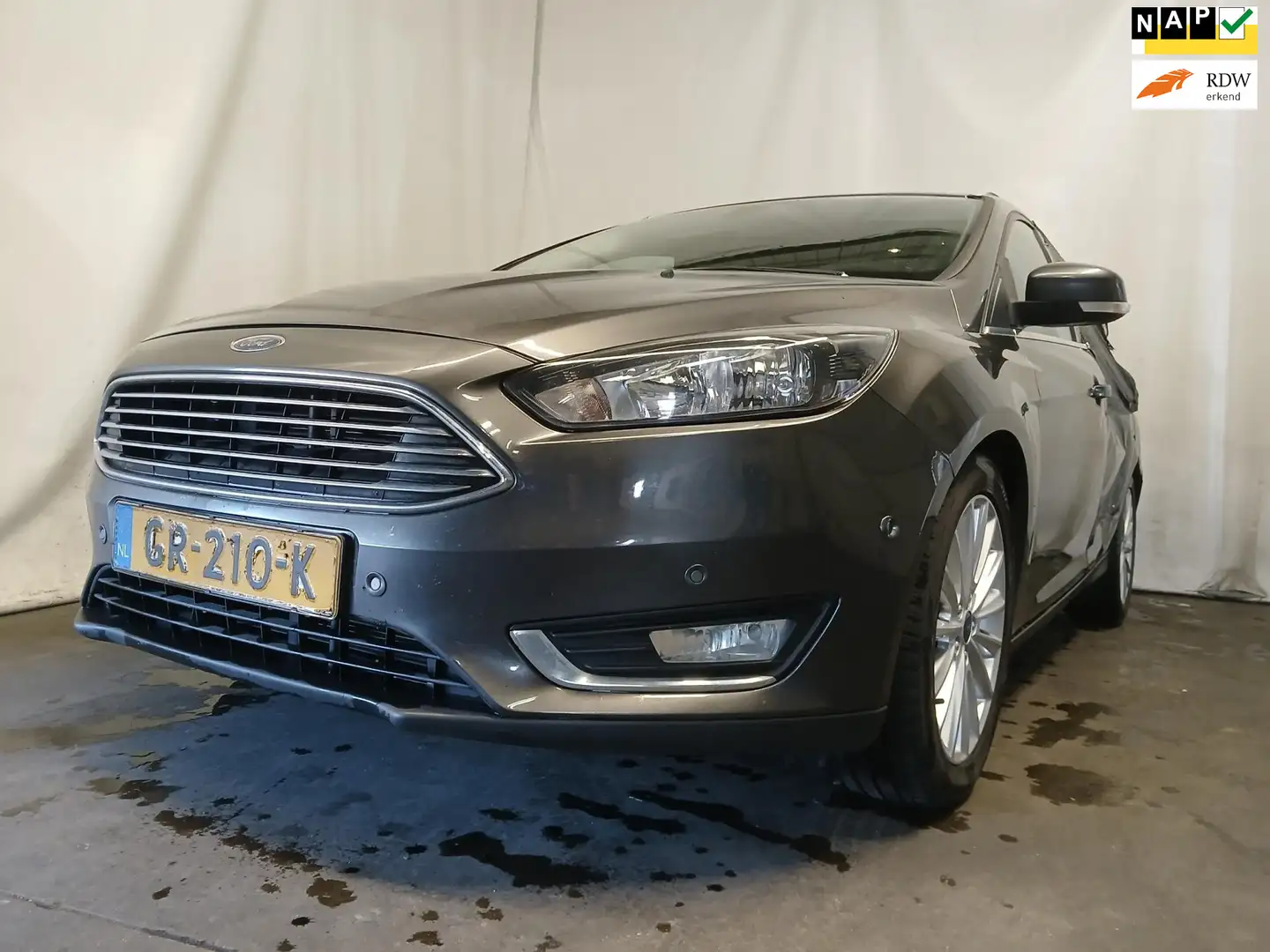 Ford Focus Wagon 1.0 Titanium Edition SCHADEAUTO!!! Grijs - 1