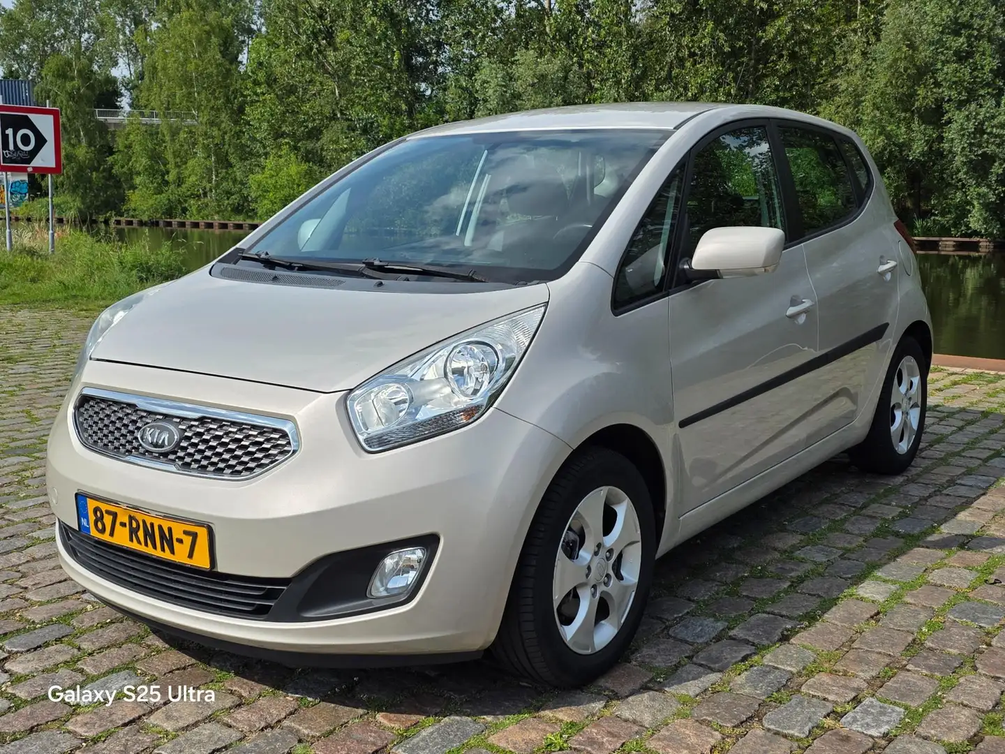 Kia Venga 1.4 CVVT X-ecutive 1e eigenaar uniek km org nl aut Beige - 2