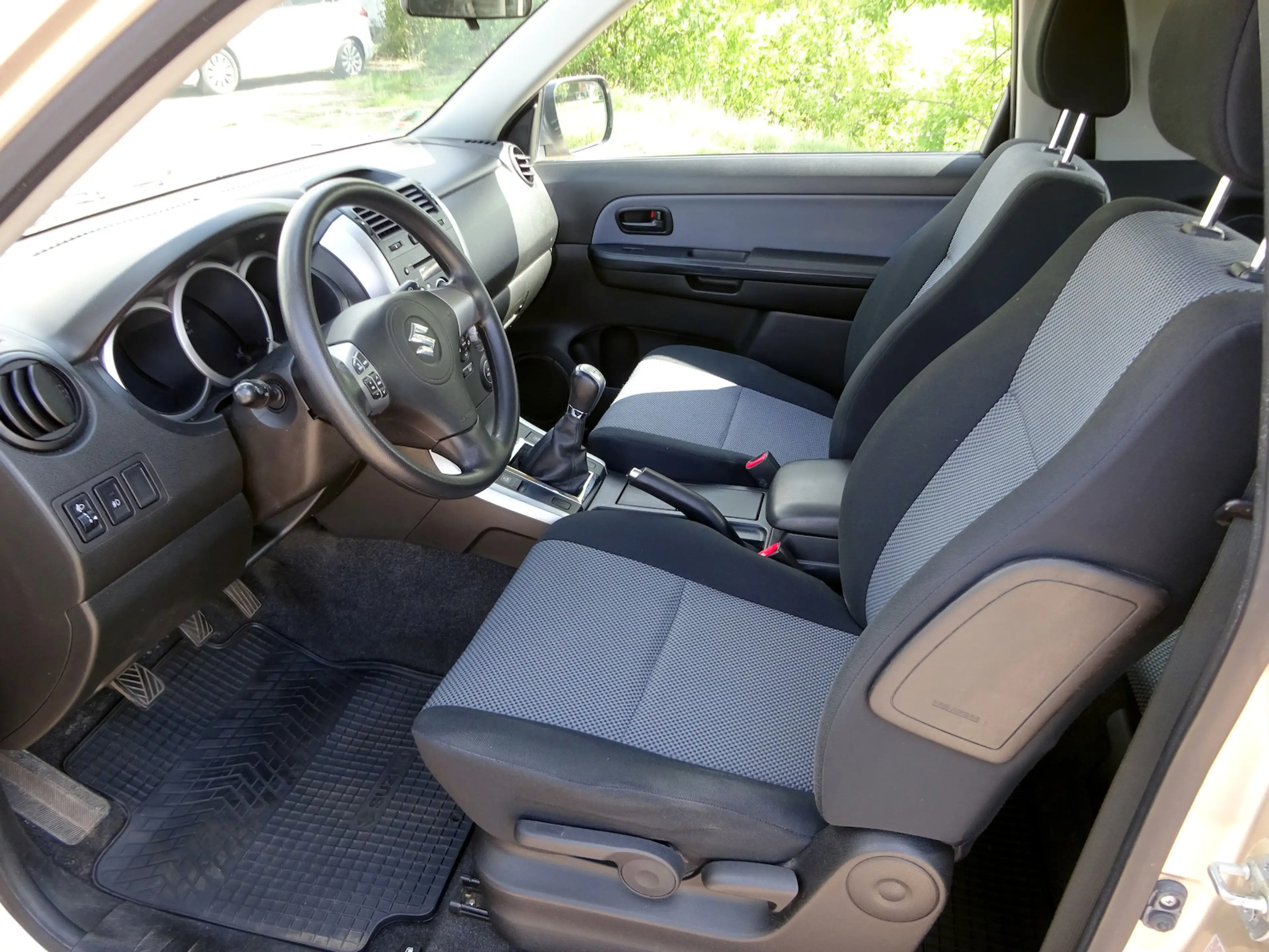 Suzuki Grand Vitara 1.6 4x4 Club KLIMAAUTOMATIK ALU NS — photo 11