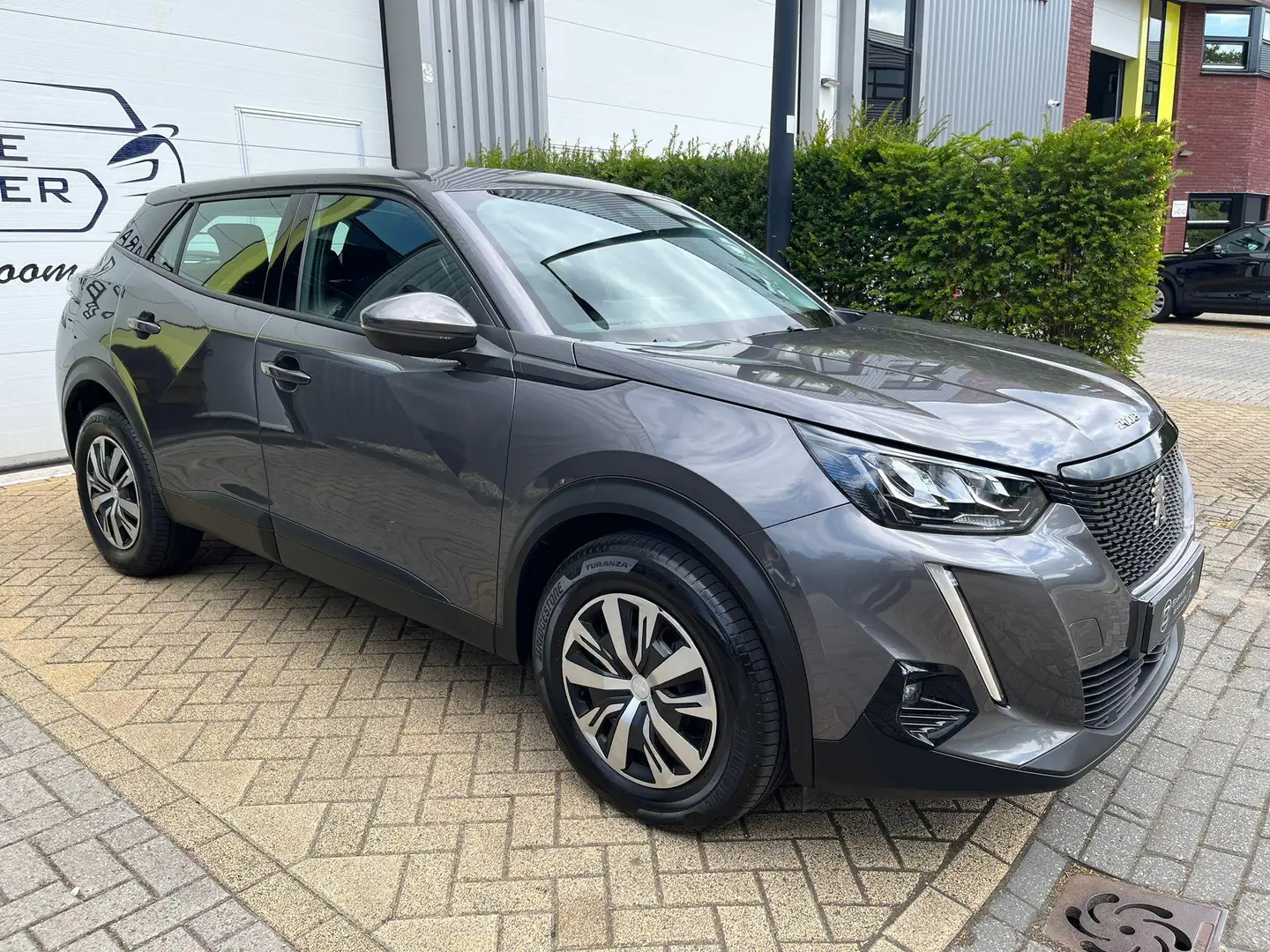 Peugeot 2008 1.2 PureTech Active Camera, Navigatie, Parkeersens Grijs - 2