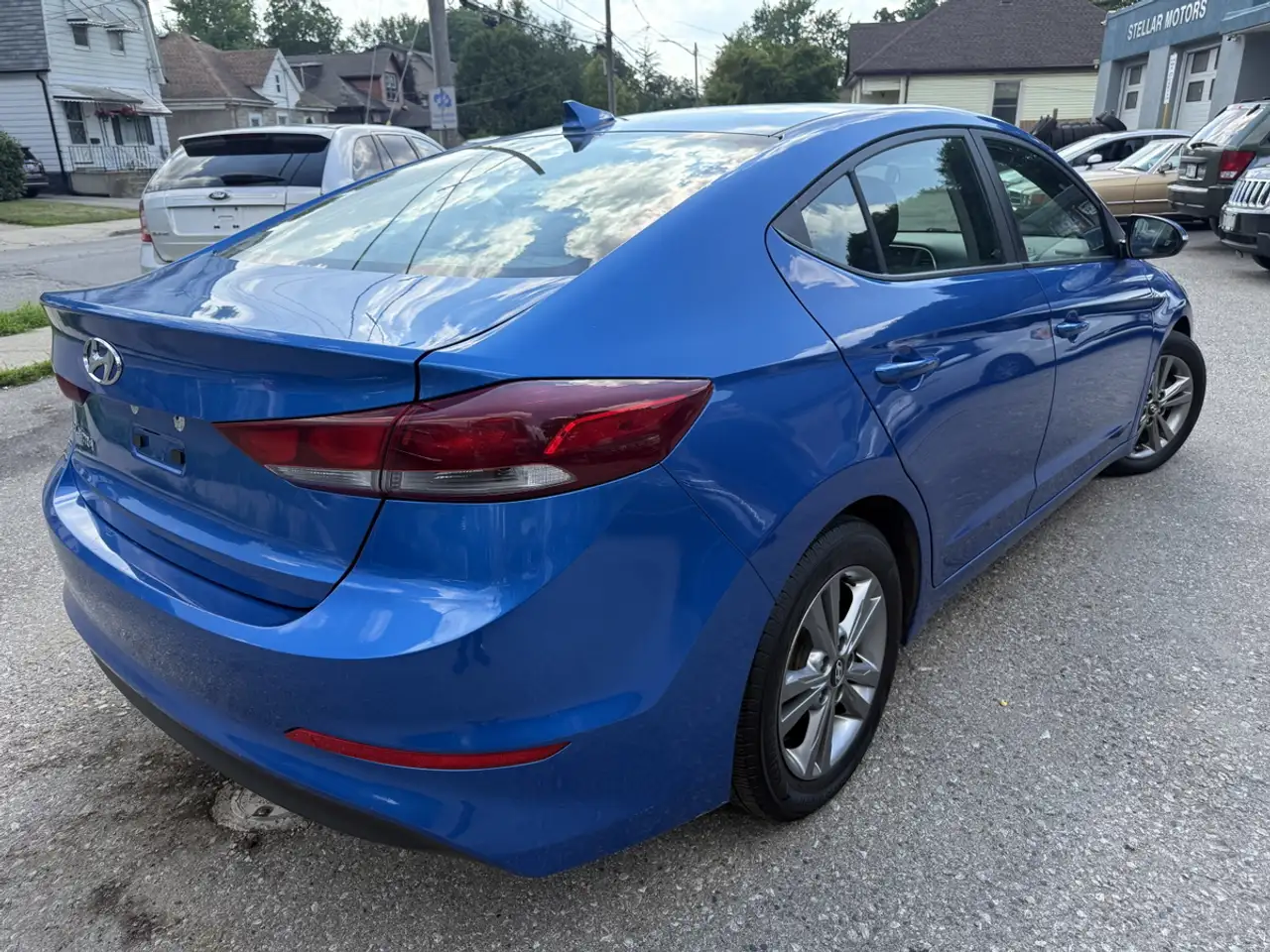 Hyundai ELANTRA photo Hyundai ELANTRA