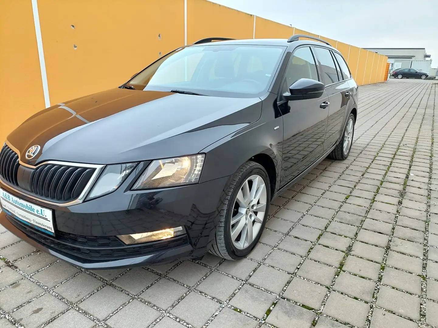 Skoda Octavia 1,6 TDI Style Finanzierung möglich Schwarz - 1