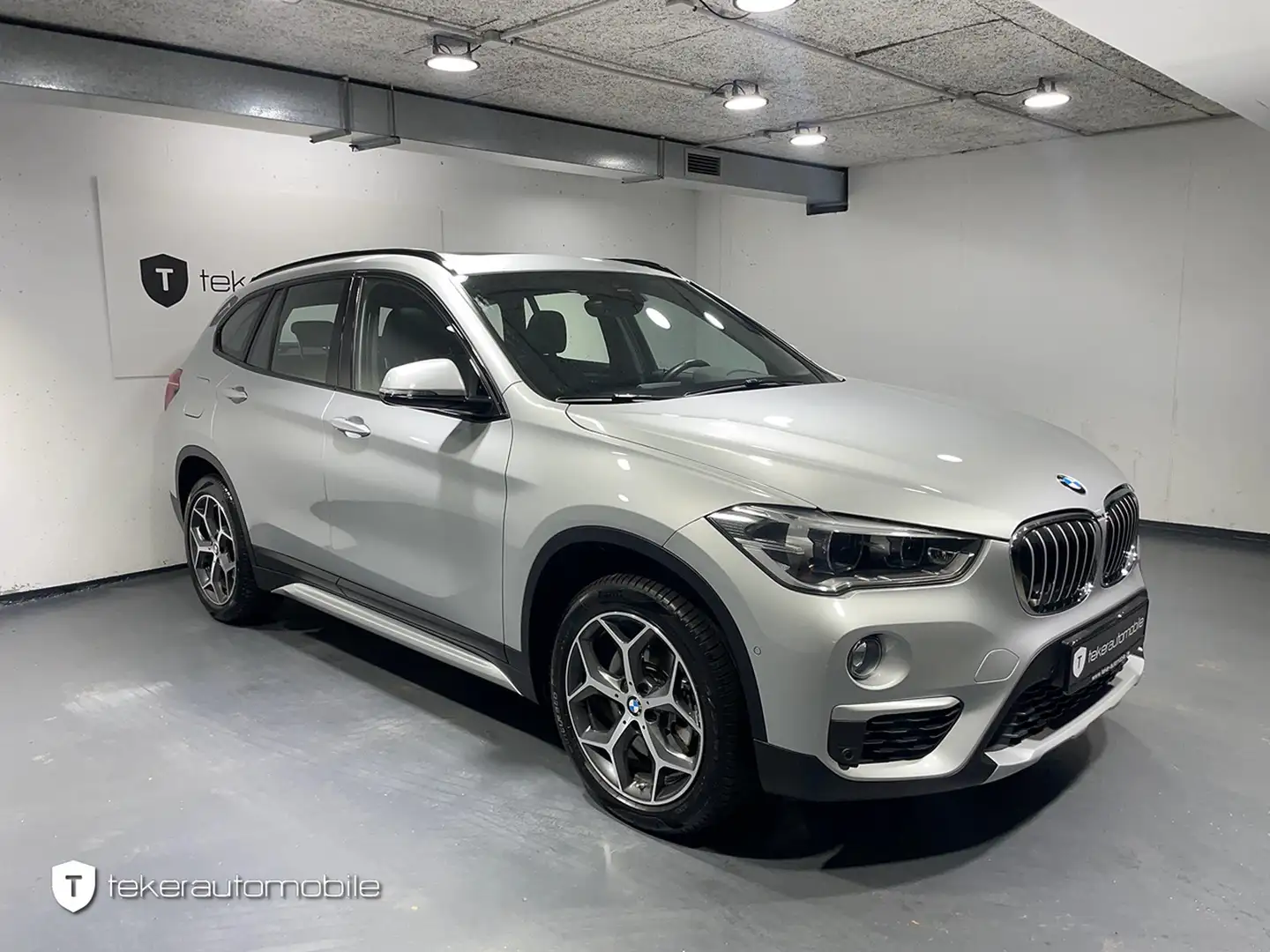 BMW X1 xDrive 20 i xLine Pano*Navi*Autom. Silber - 2