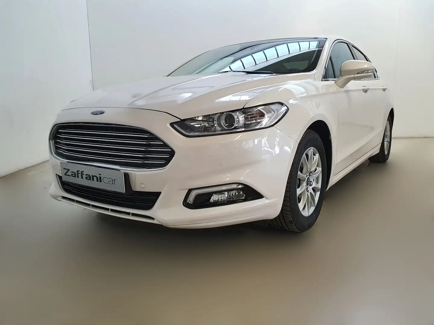 Ford Mondeo 4 Porte 2.0 Hybrid Vignale Bílá - 2
