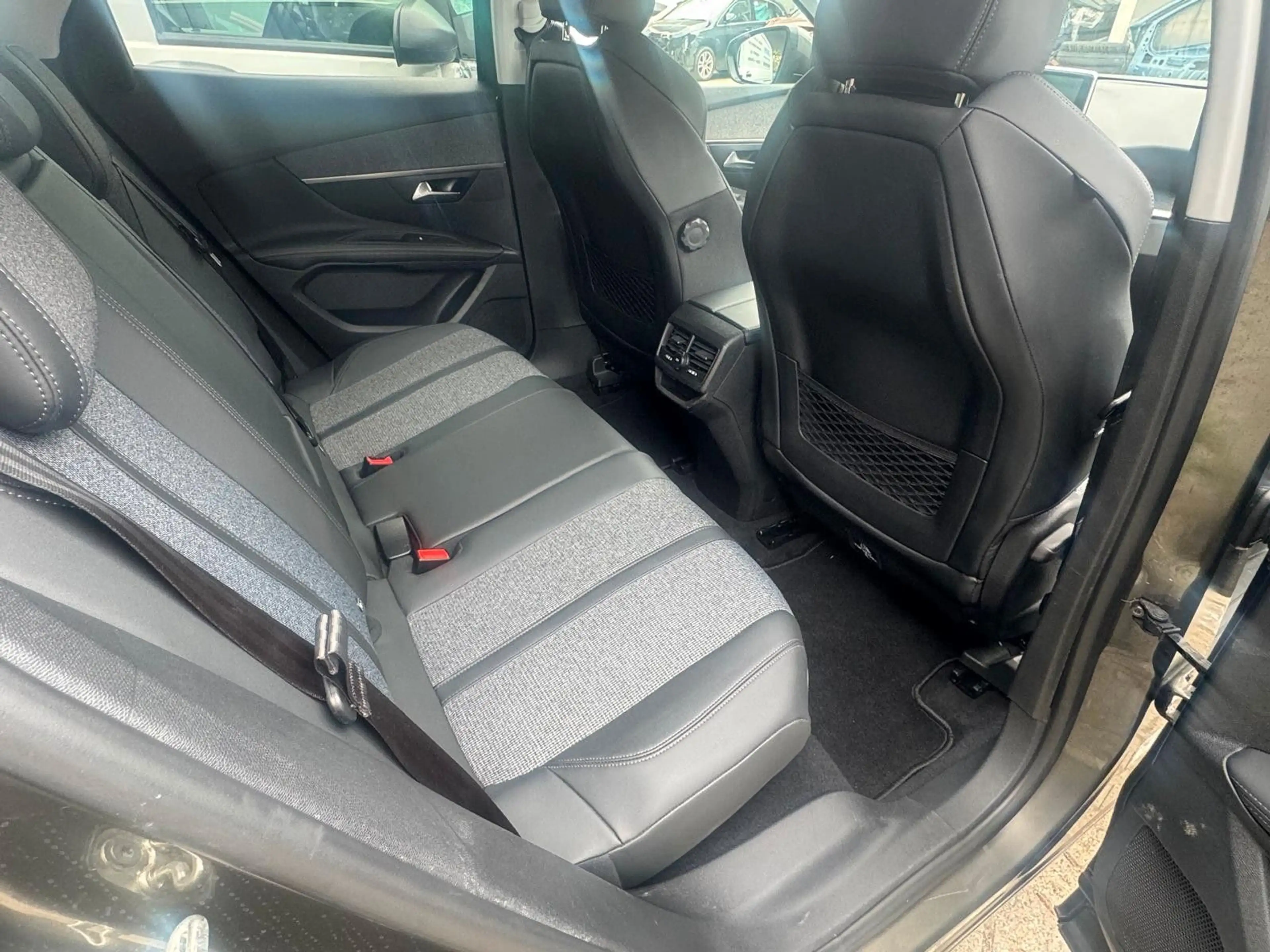 Peugeot 3008 1.2 PureTech 130 Allure erst 44TKM/LED/Navi — photo 10