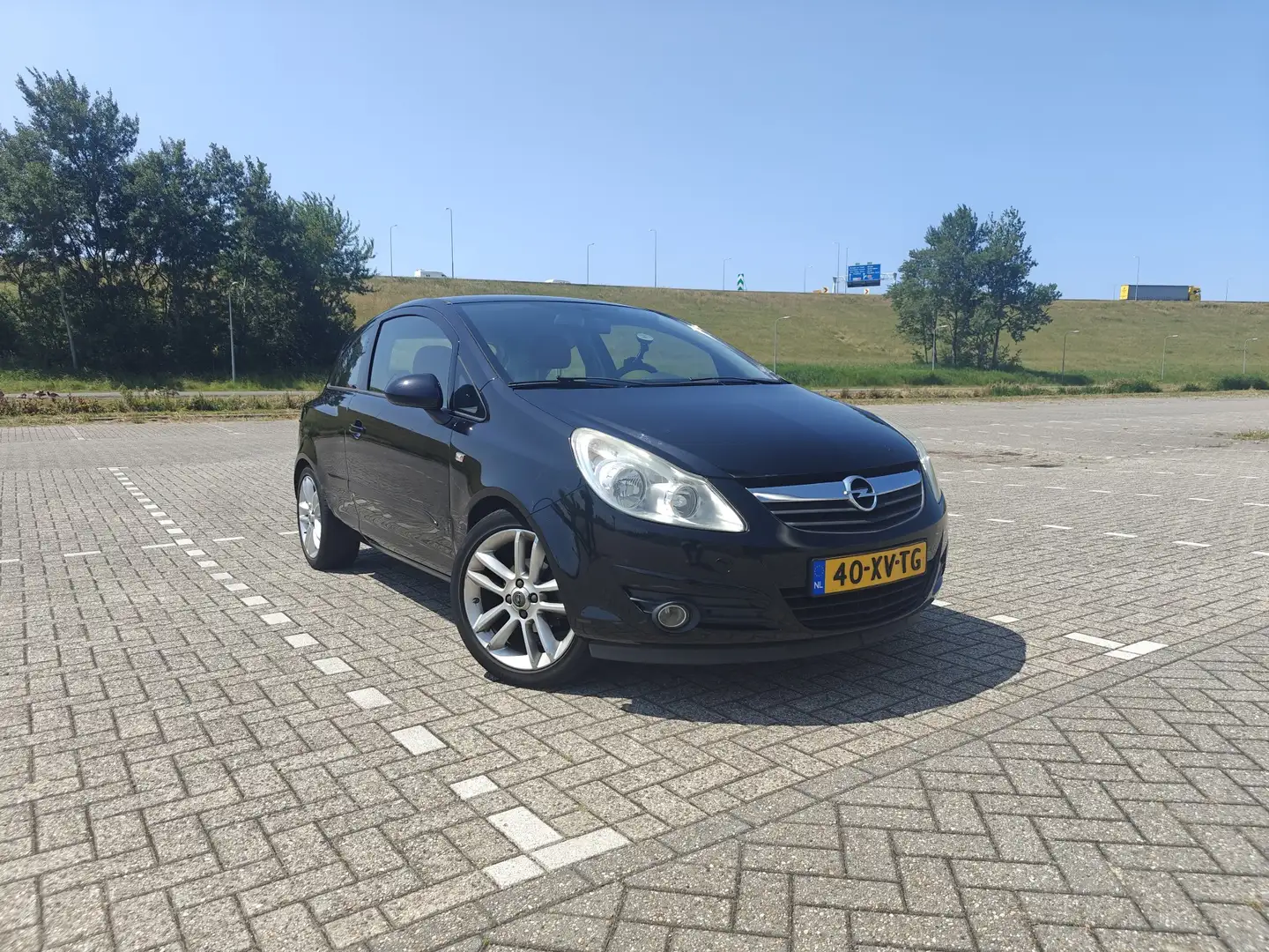 Opel Corsa 1.2-16v enjoy Zwart - 1