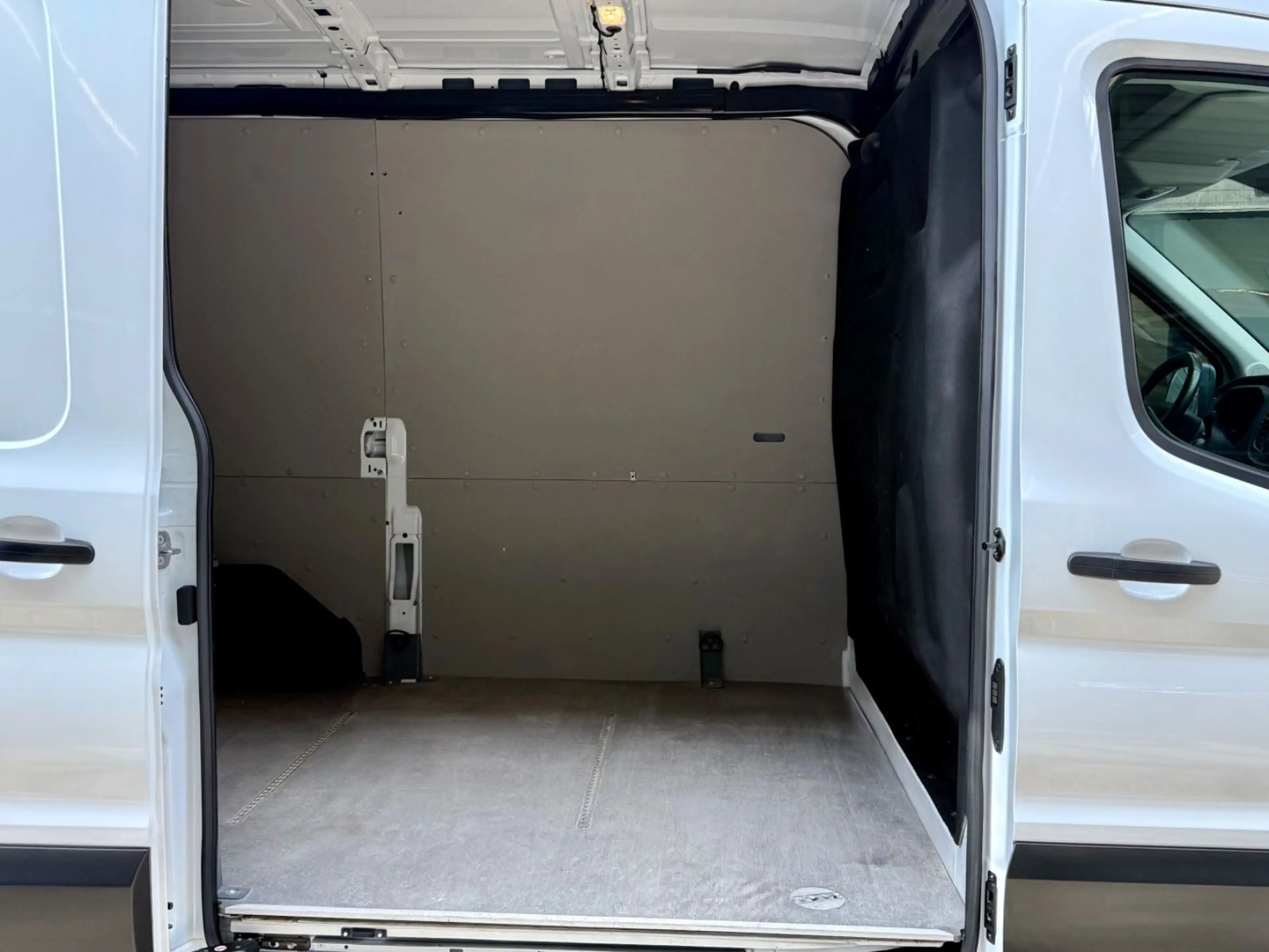 Ford Transit 2.0 D L2H2 3,5t PDC KLIMA TEMPOMAT LED — photo 14