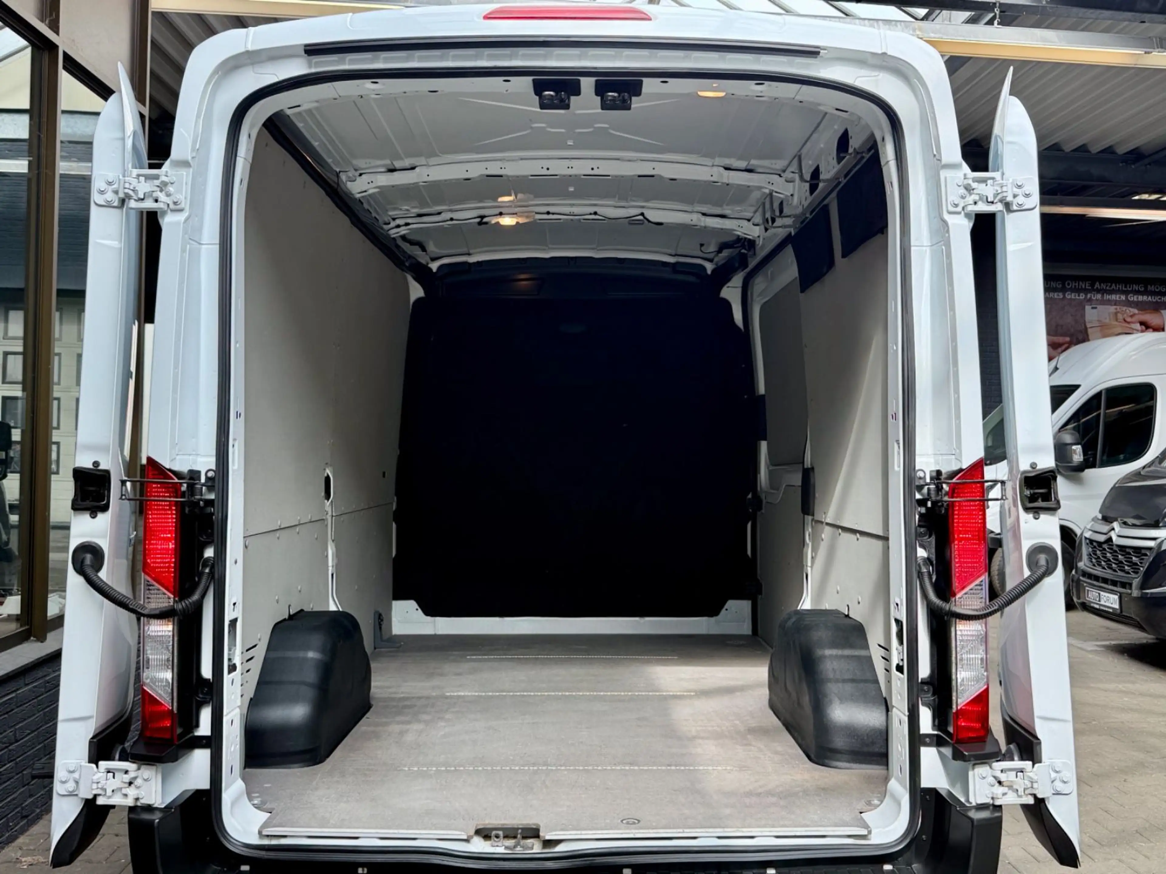 Ford Transit 2.0 D L2H2 3,5t PDC KLIMA TEMPOMAT LED — photo 11