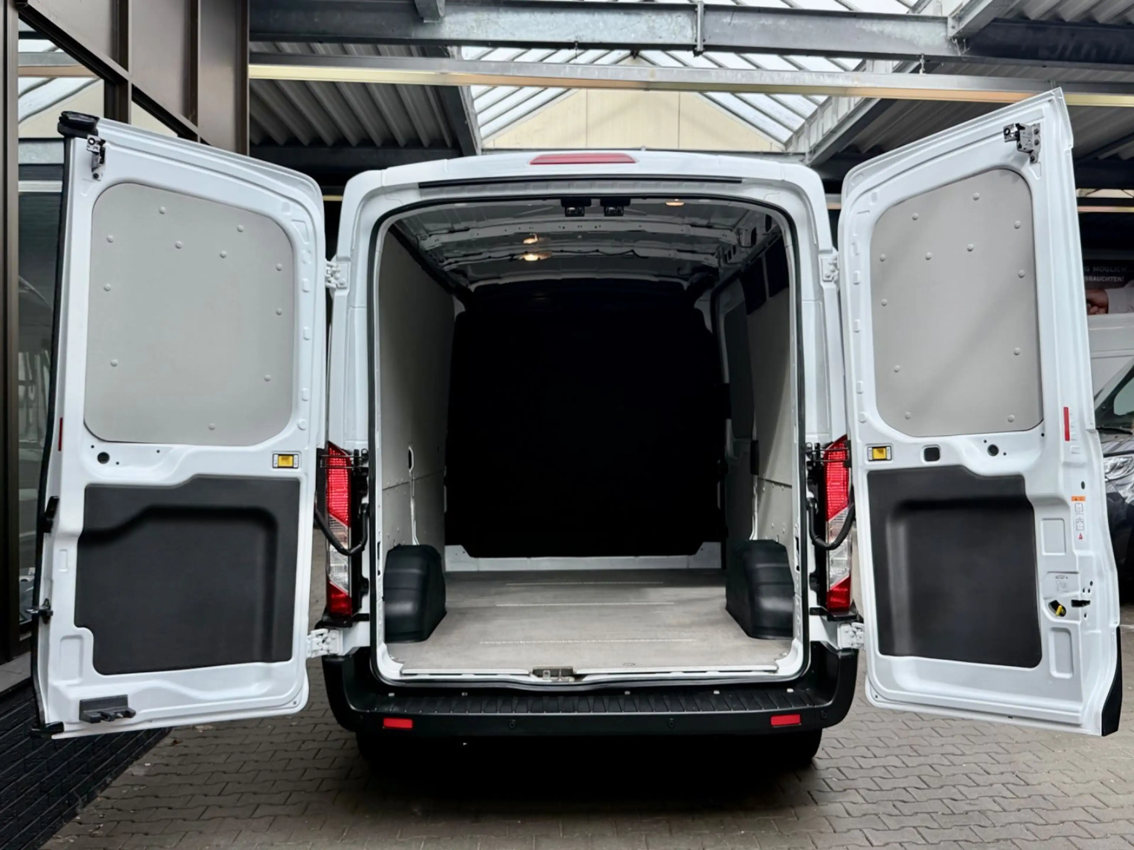 Ford Transit 2.0 D L2H2 3,5t PDC KLIMA TEMPOMAT LED — photo 10