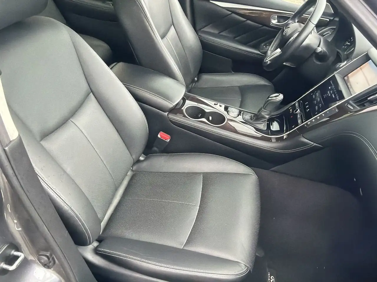 Infiniti Q50 снимка Infiniti Q50