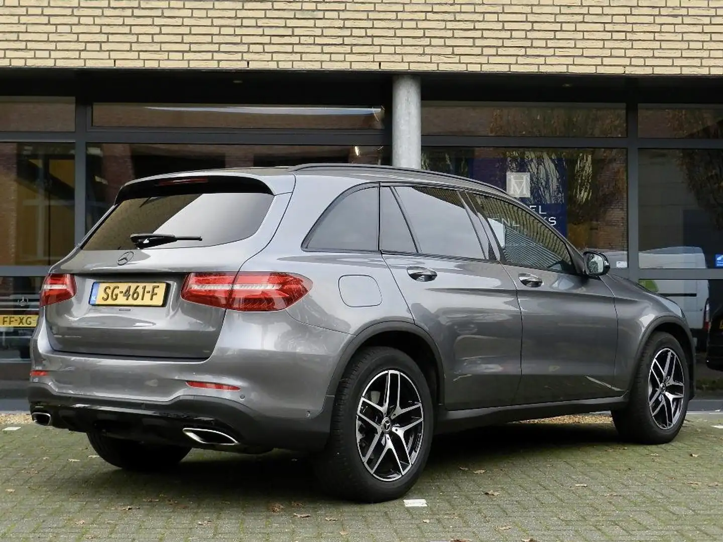 Mercedes-Benz GLC 250 4MATIC AMG Night Edition Gris - 2