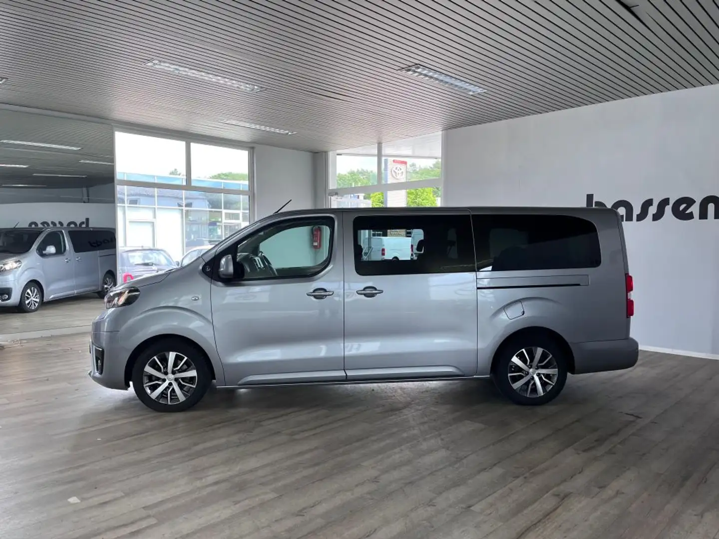 Toyota Proace 2,0-l-D-4D L2 (8-Si.) Autm. Verso Team Deutschland Argent - 2