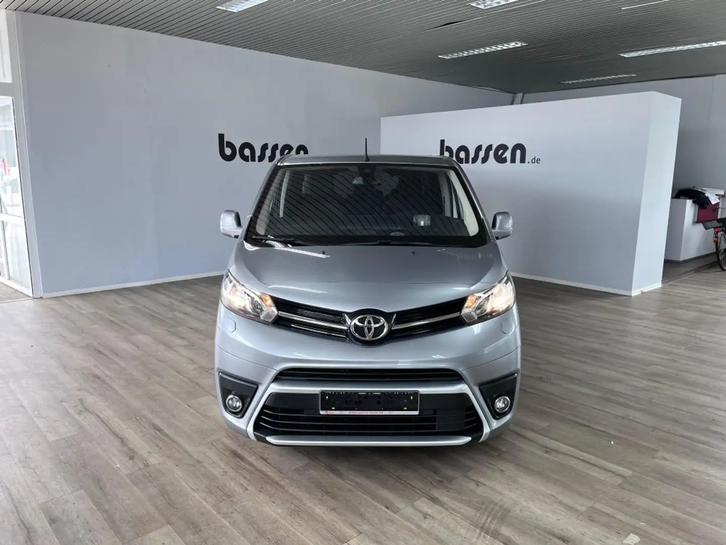 Toyota Proace 2,0-l-D-4D L2 (8-Si.) Autm. Verso Team Deutschland Argent - 1