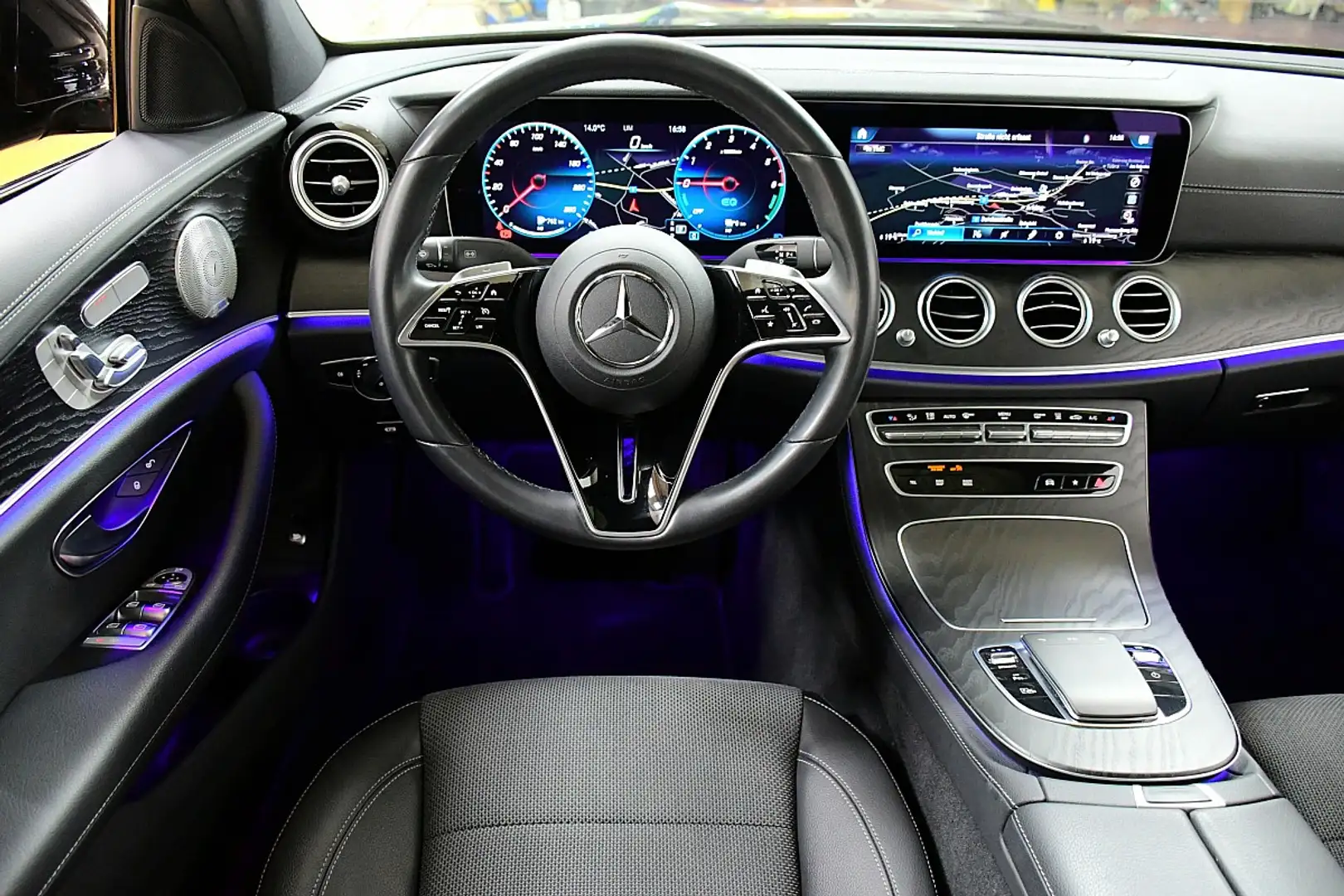 Mercedes-Benz E 300 de PHEV Austria Edition Aut. //AMG-Line Schwarz - 2