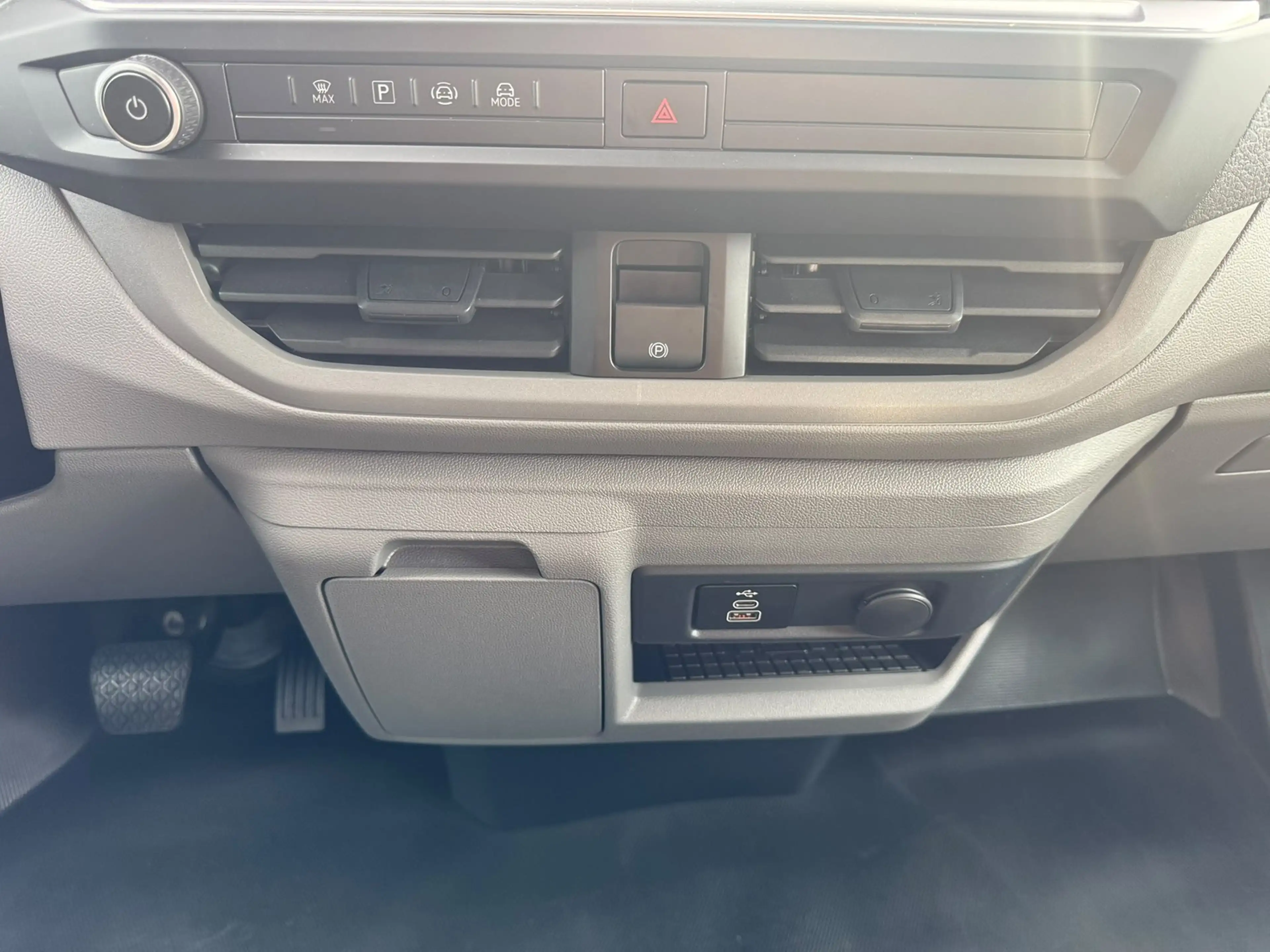 Volkswagen T7 Kombi LR 2.0TDI DSG 9 SITZE+AHK+KAMERA+LED+SHZ+ — photo 10